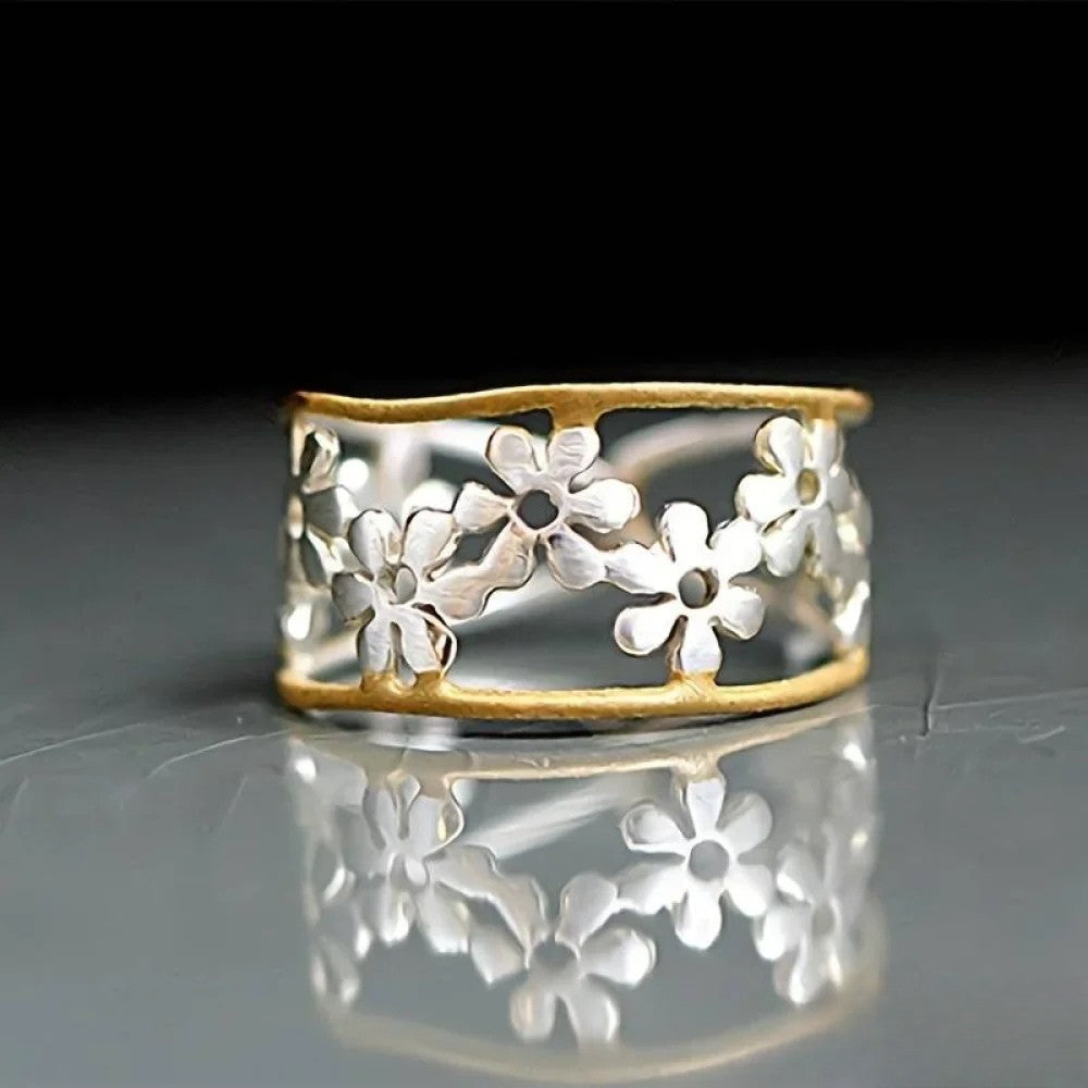 Anillo irregular con flores y diseño en blanco.