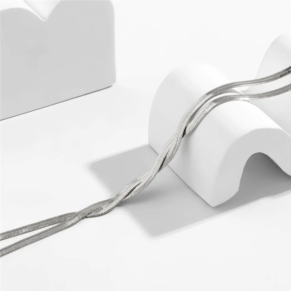 Elegante collar largo ajustable con diseño de serpiente