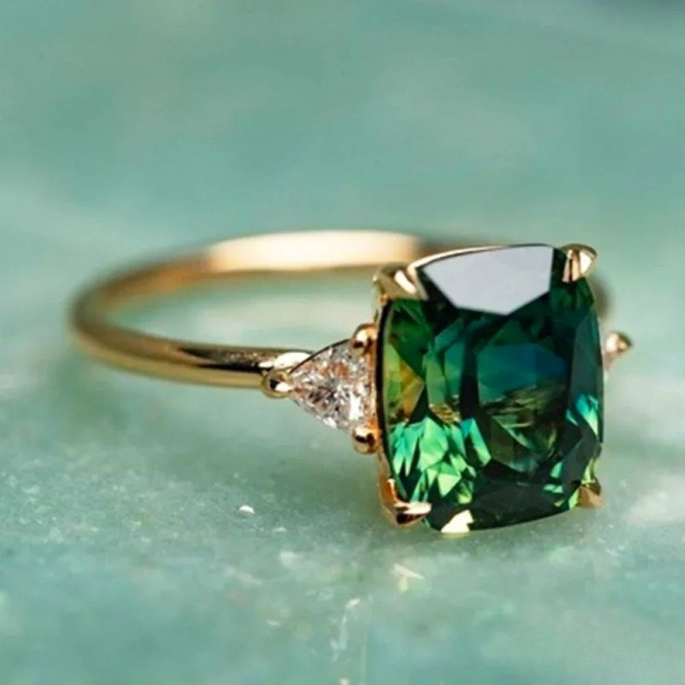 Anillo de oro con circonita verde