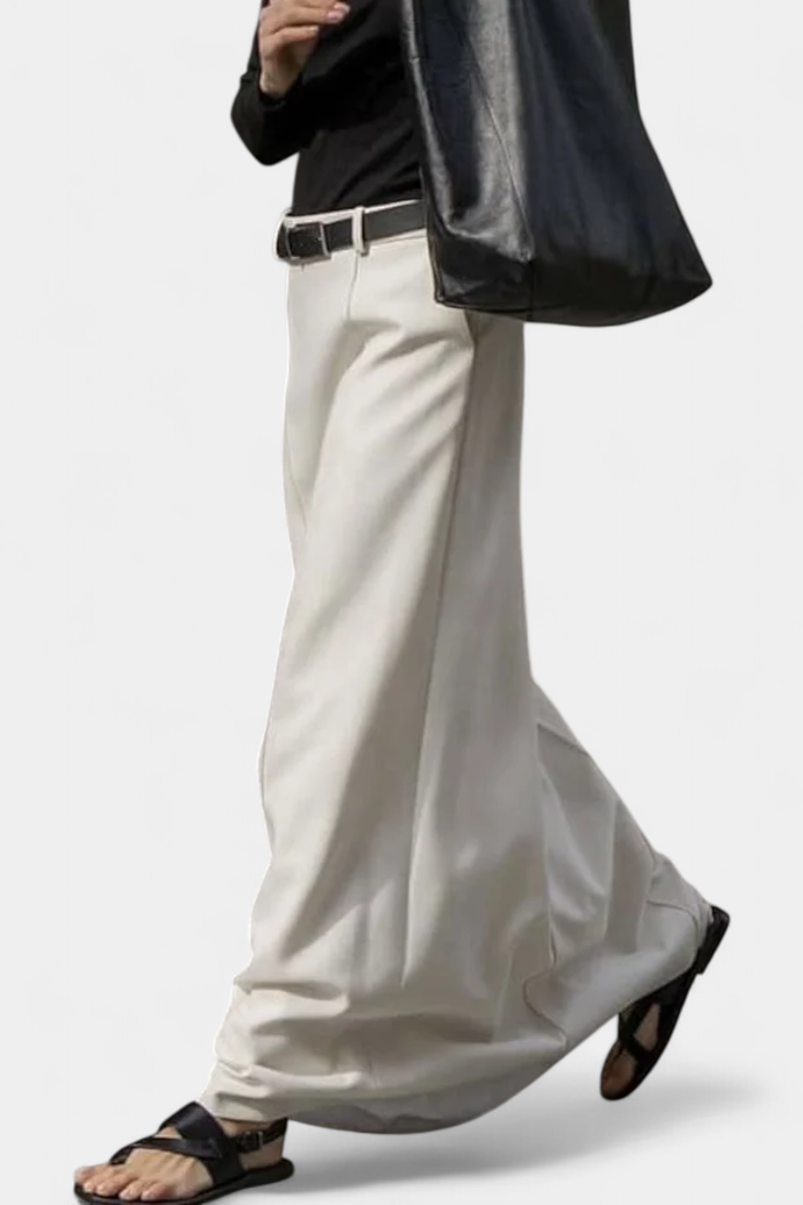 Falda Ada H-Line monocromática con estilo urbano moderno