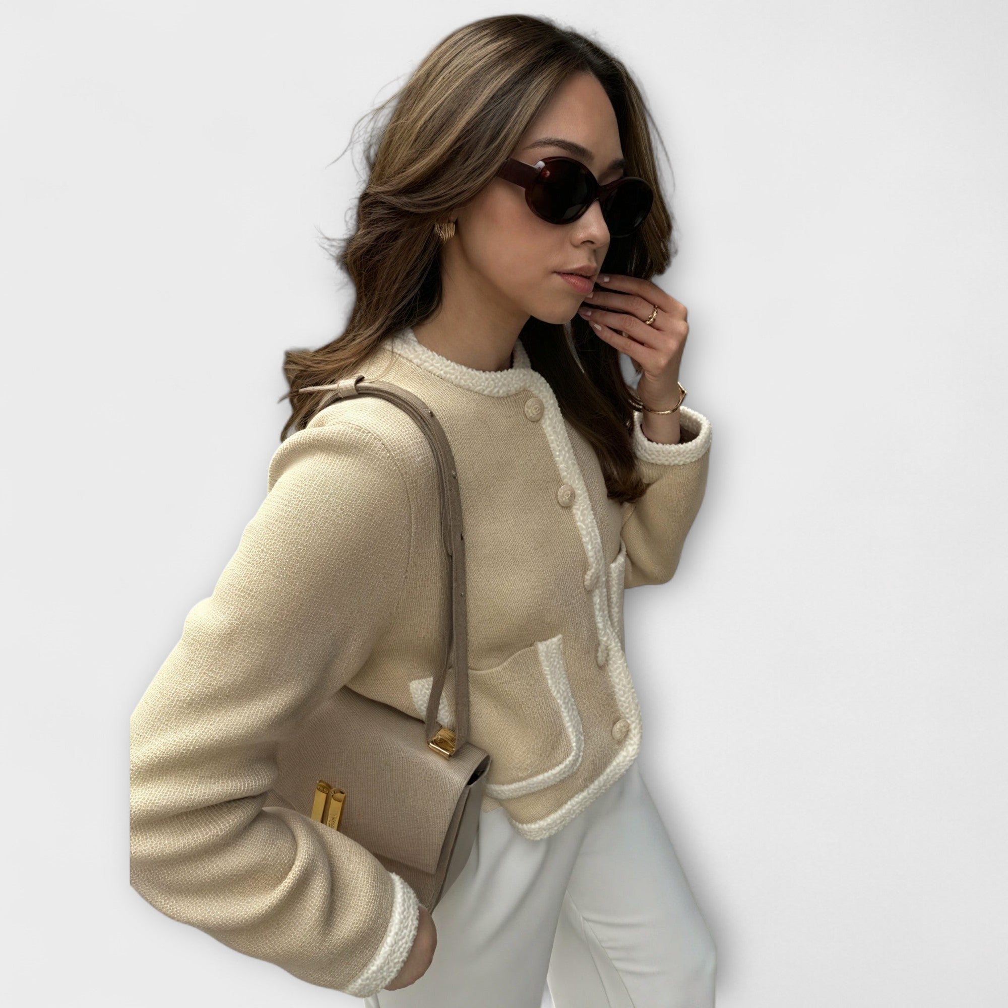 Bufanda clásica con bolsillos decorativos.