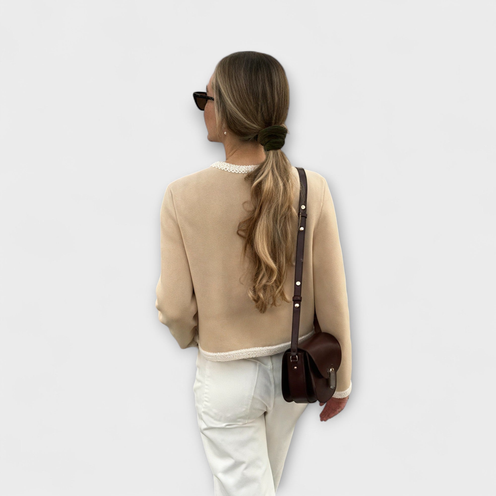 Bufanda clásica con bolsillos decorativos.