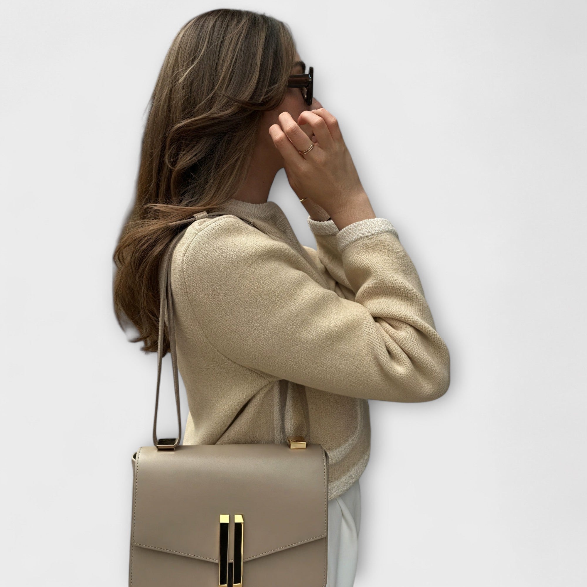 Bufanda clásica con bolsillos decorativos.