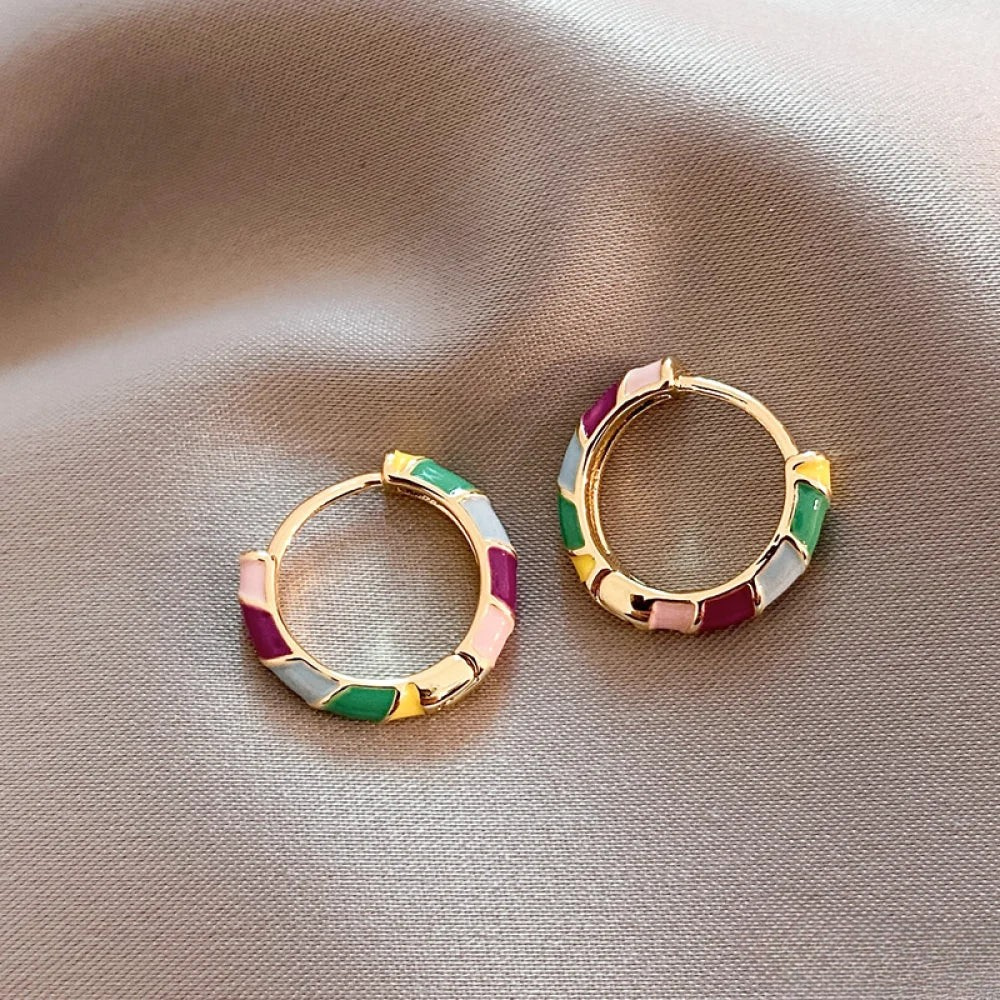 Elegantes pendientes de oro con esmalte colorido.