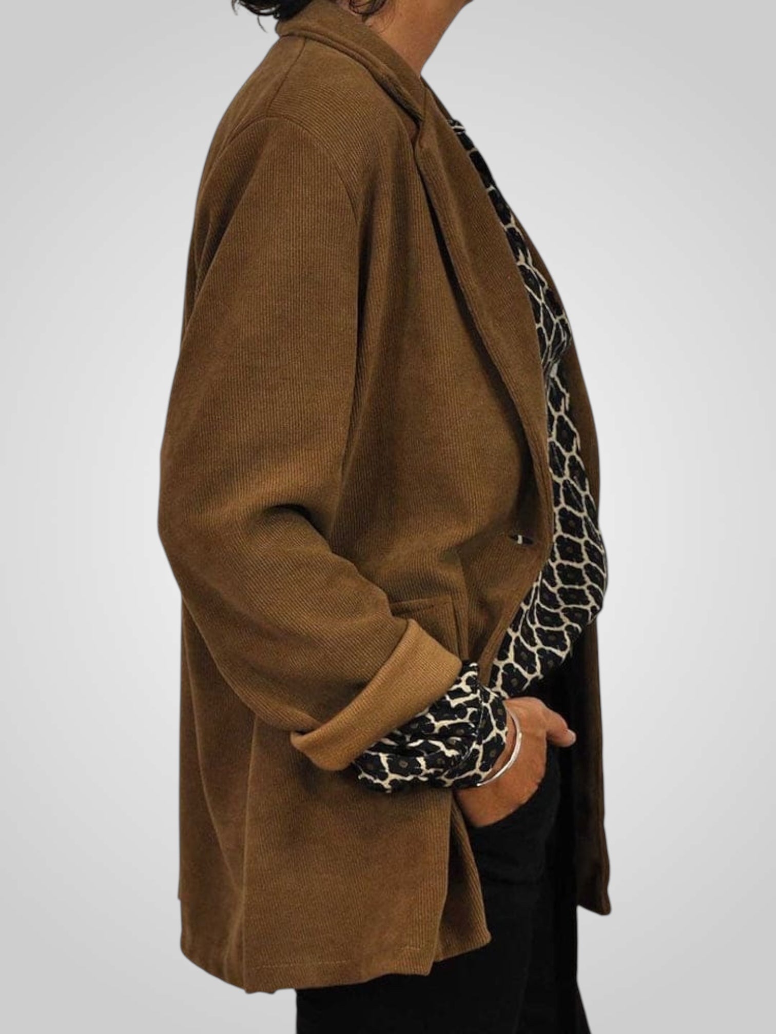 Nela | Elegante blusa con escote en V y estampado geométrico