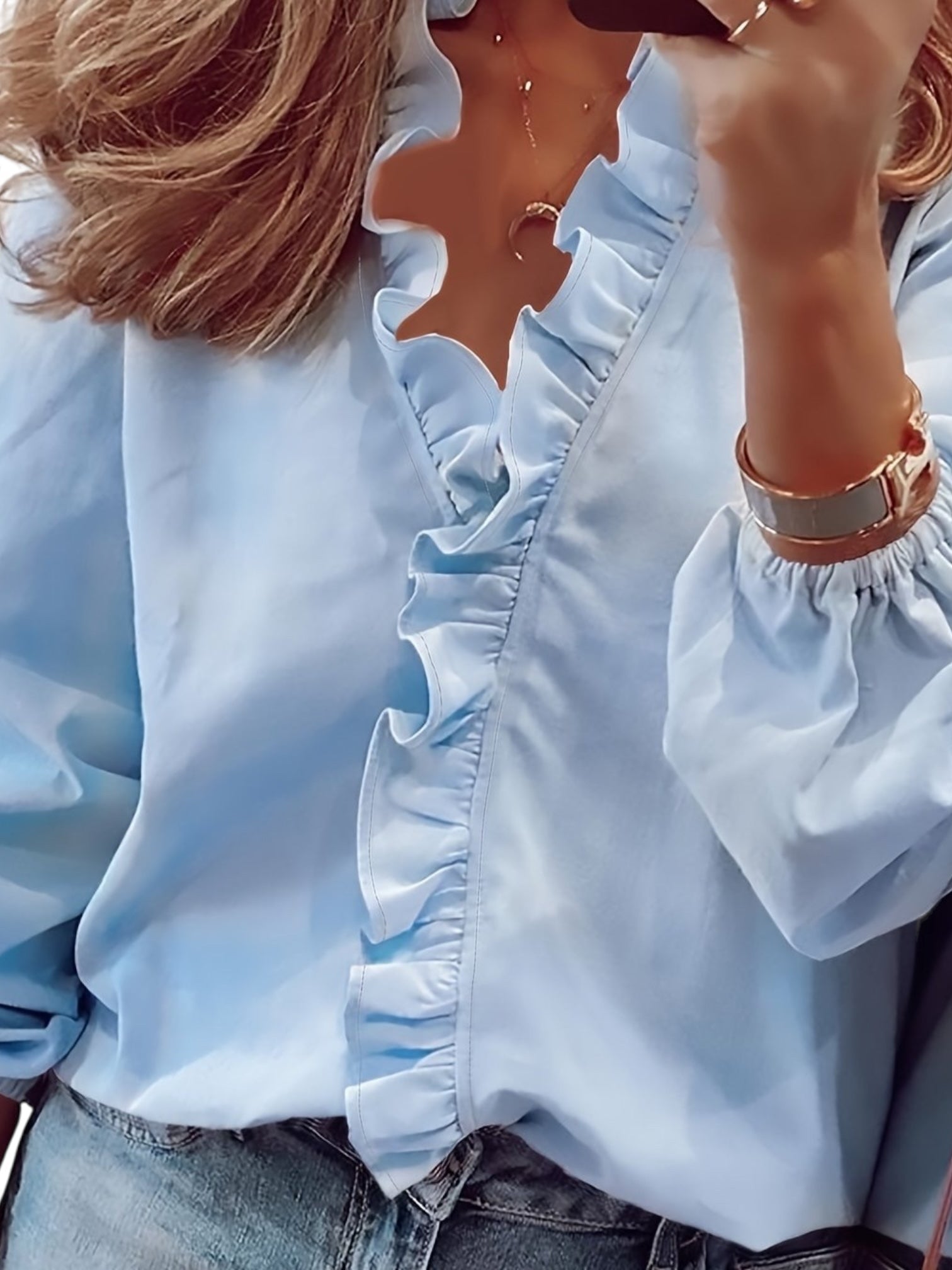 Angeline | Blusa con cuello en V y volantes