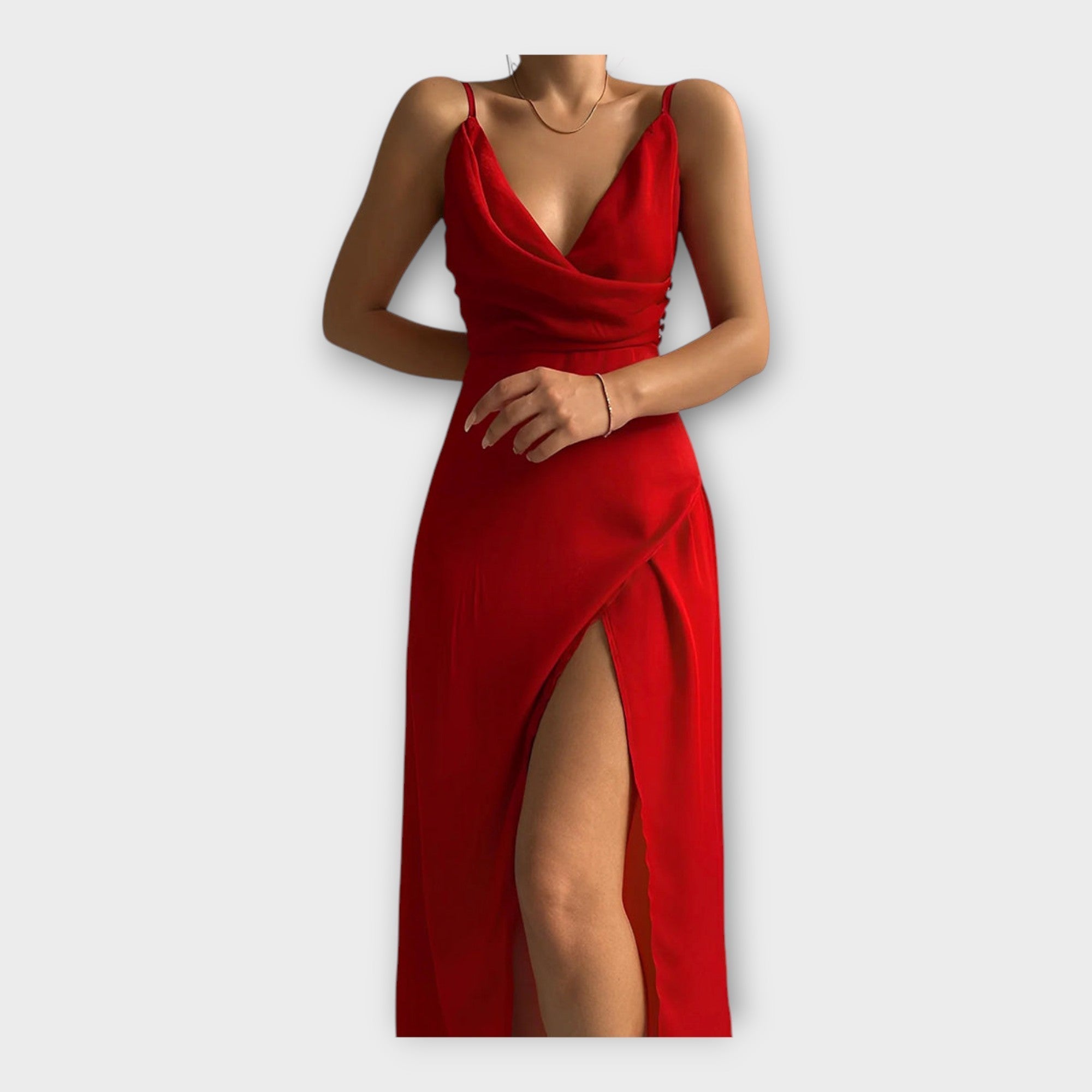 Vestido largo de satén con desgarro y tirantes finos