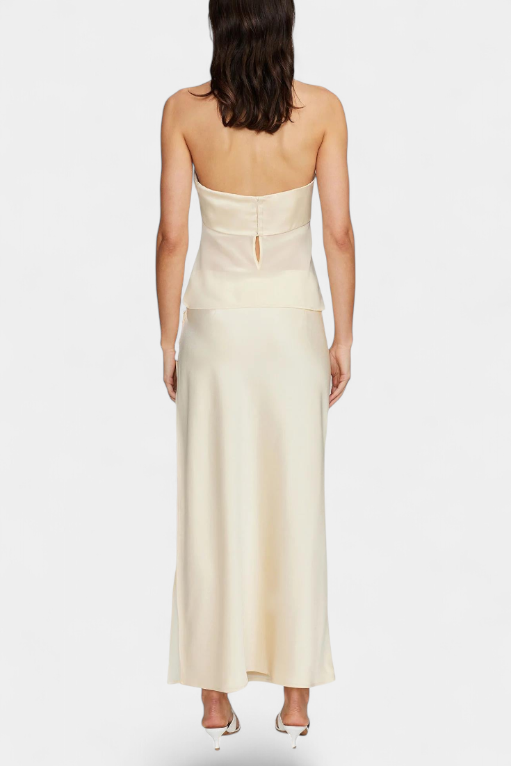 Conjunto Fjorela con falda midi y top sin tirantes en tono mantequilla