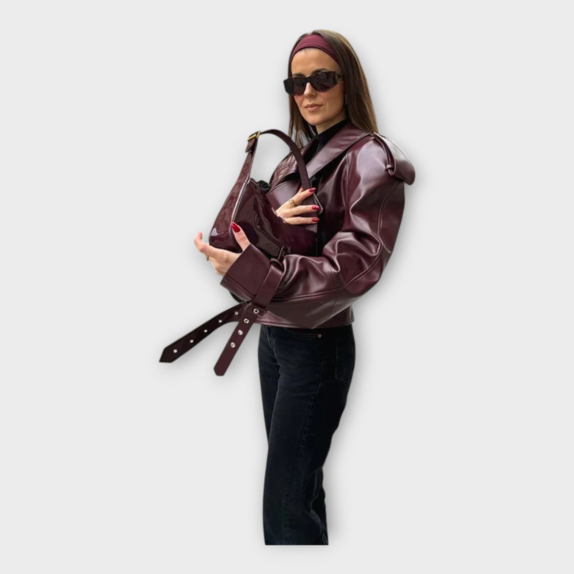 Chaqueta de cuero con cinturón y detalle moderno