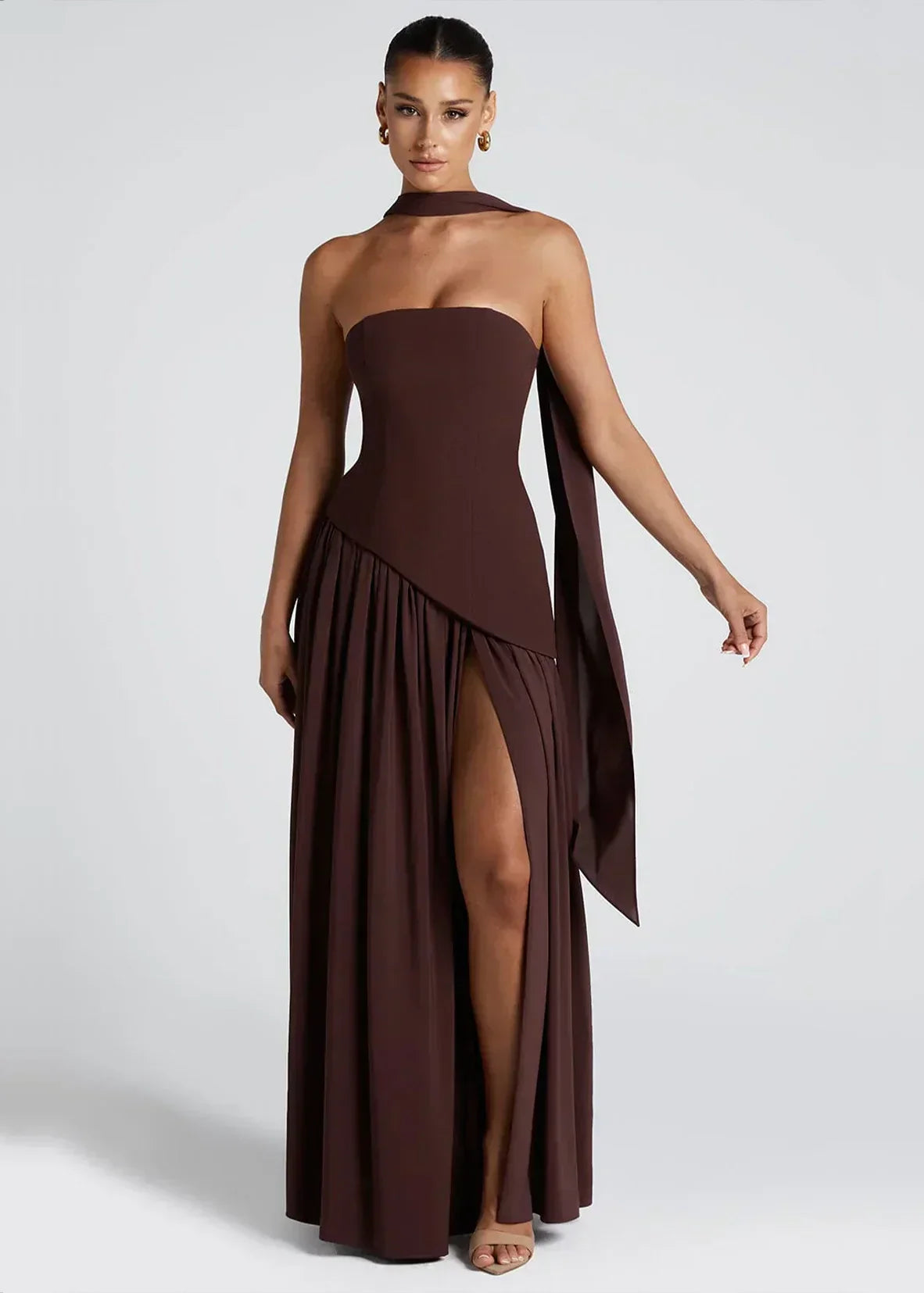 Elena – Vestido largo con hombros descubiertos, abertura y detalle de gargantilla