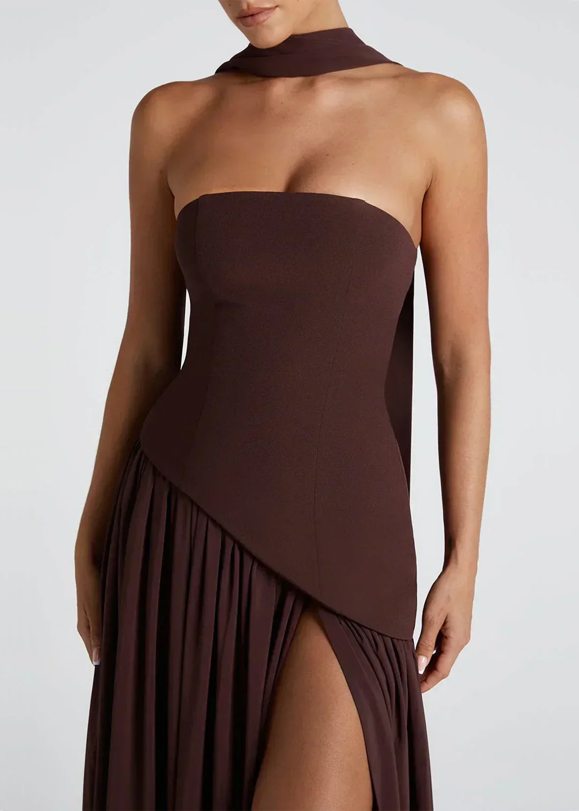 Elena – Vestido largo con hombros descubiertos, abertura y detalle de gargantilla