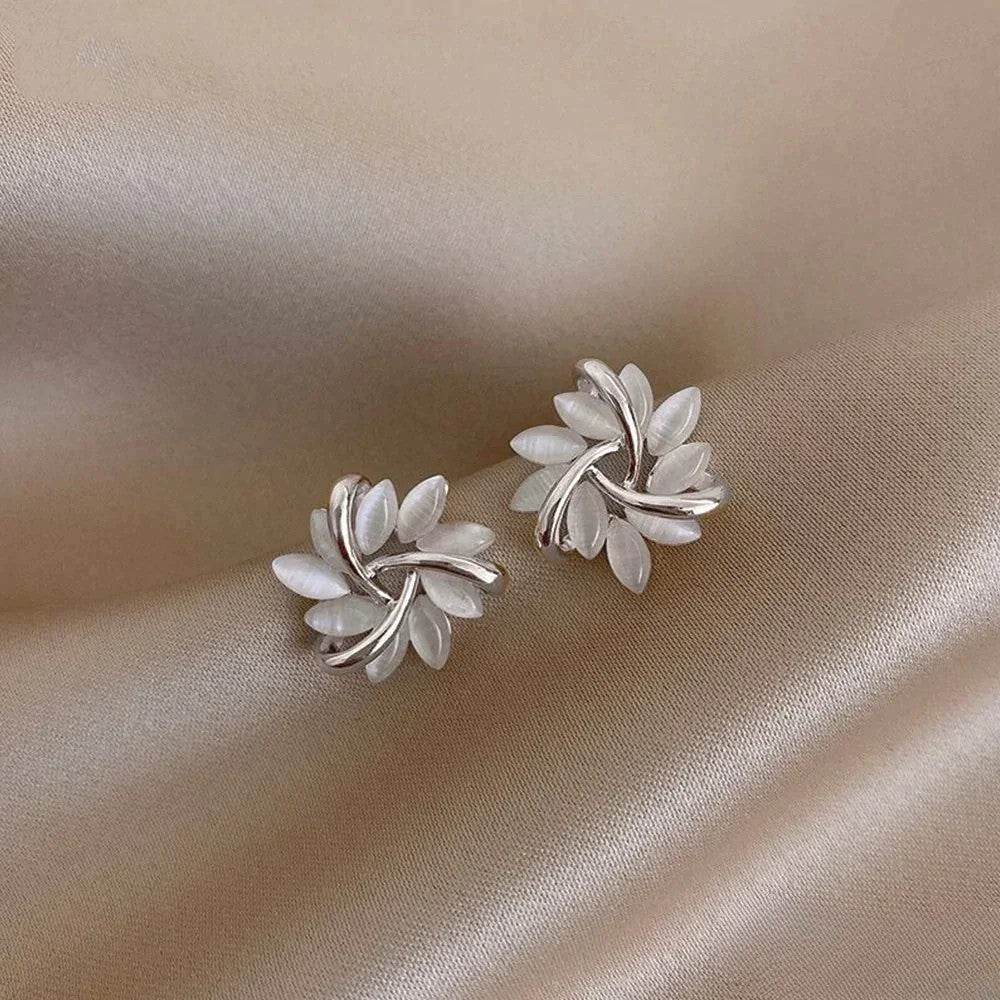 Elegantes pendientes de oro con exquisitos motivos de flores de ópalo.