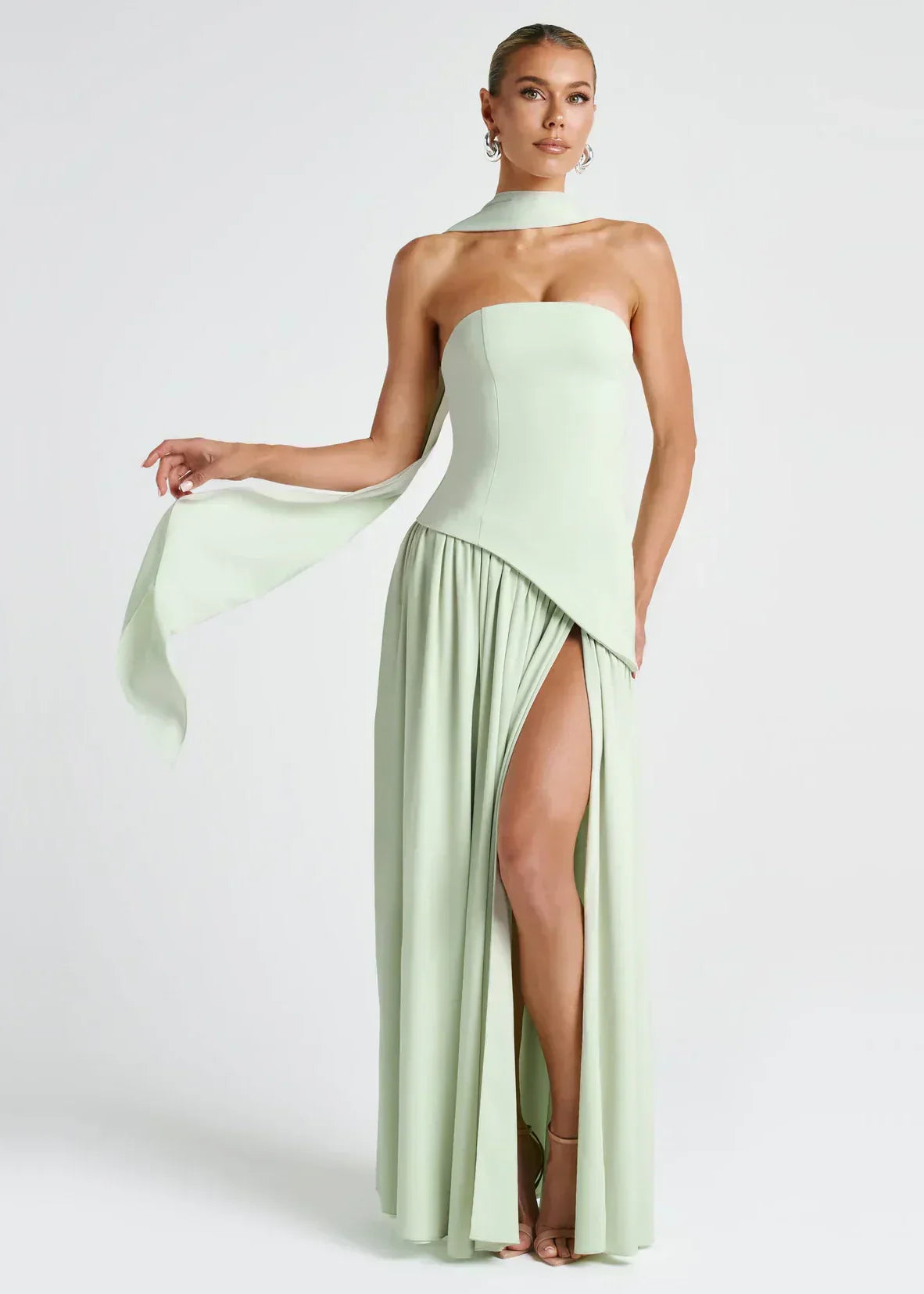 Elena – Vestido largo con hombros descubiertos, abertura y detalle de gargantilla