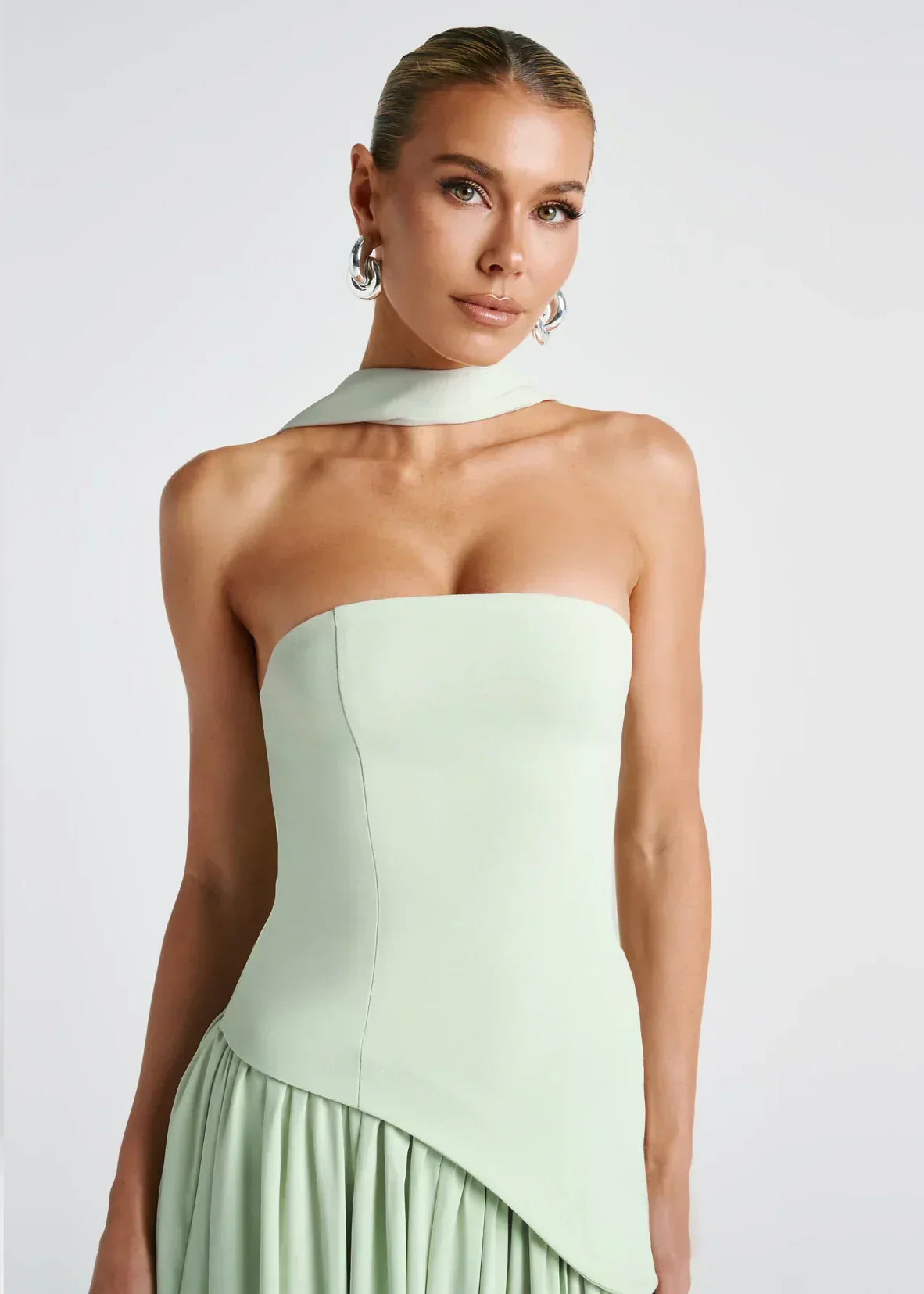 Elena – Vestido largo con hombros descubiertos, abertura y detalle de gargantilla