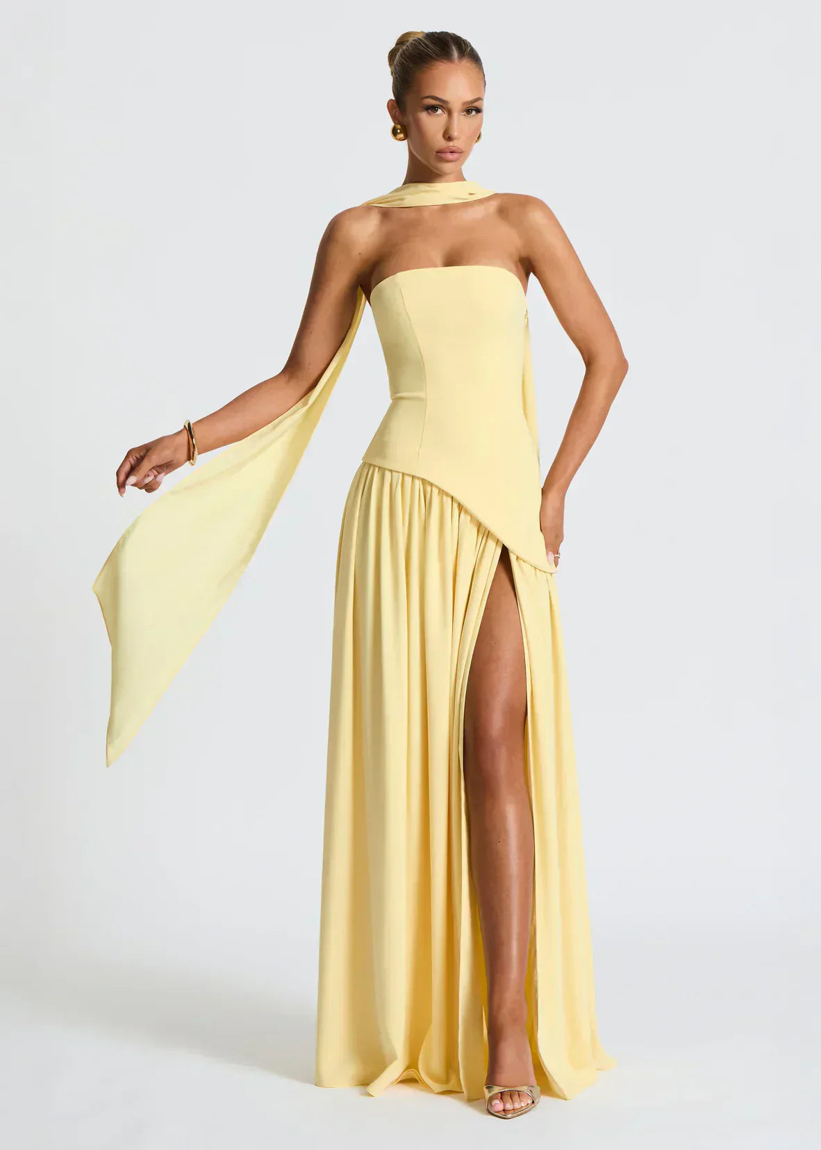 Elena – Vestido largo con hombros descubiertos, abertura y detalle de gargantilla