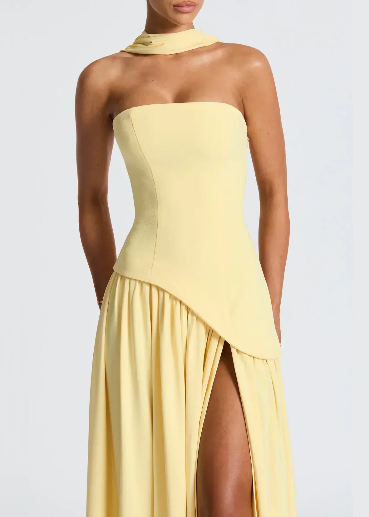 Elena – Vestido largo con hombros descubiertos, abertura y detalle de gargantilla