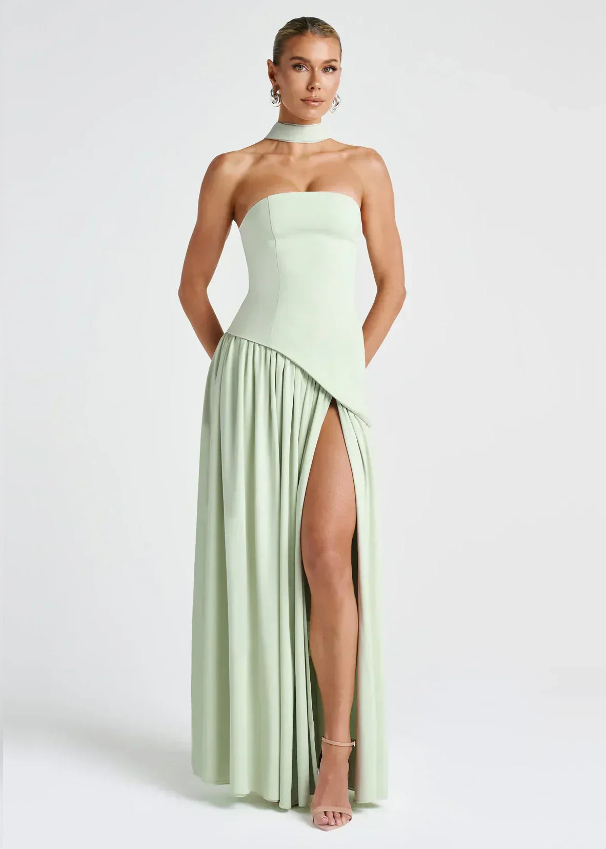 Elena – Vestido largo con hombros descubiertos, abertura y detalle de gargantilla