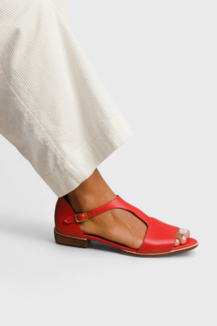 Doina Elegantes sandalias de piel ecológica con punta puntiaguda y tacón bajo