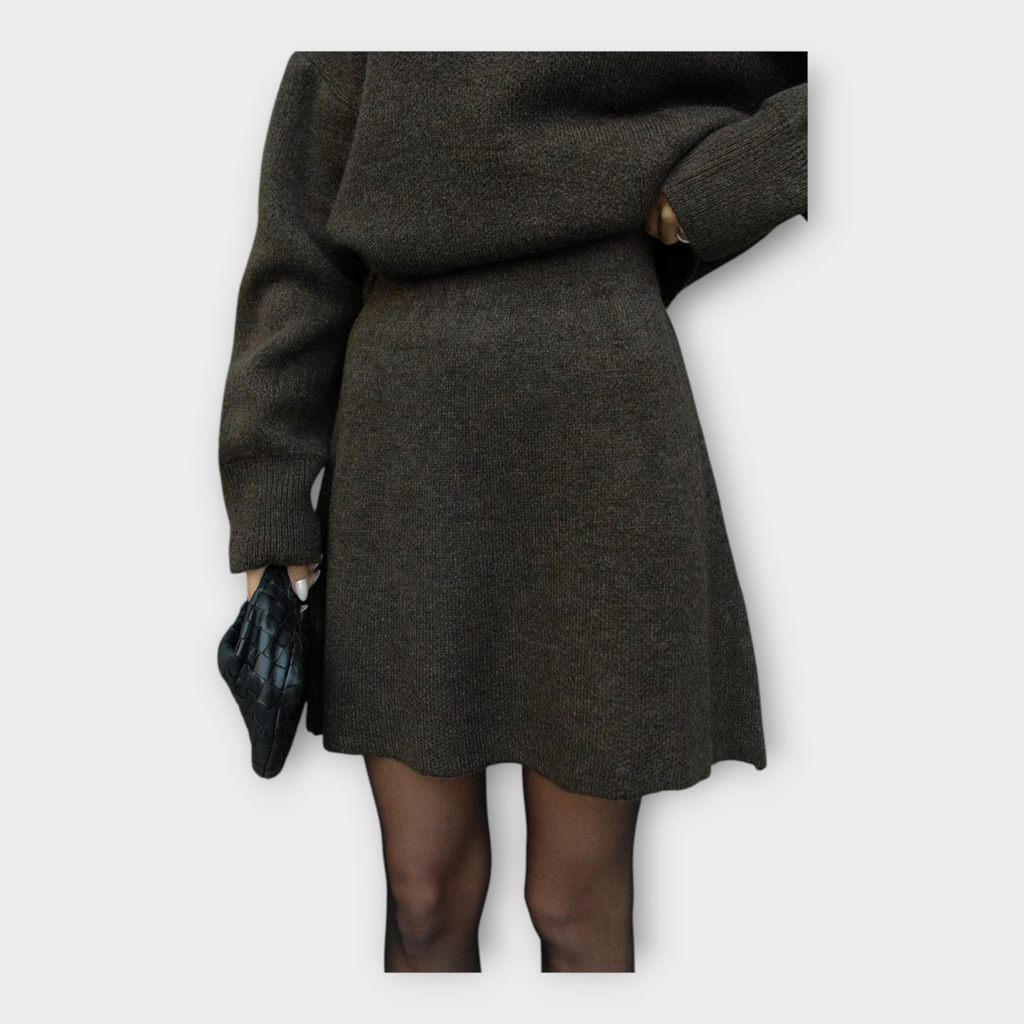 Conjunto de Blusa y Falda de Punto con Línea Moderna