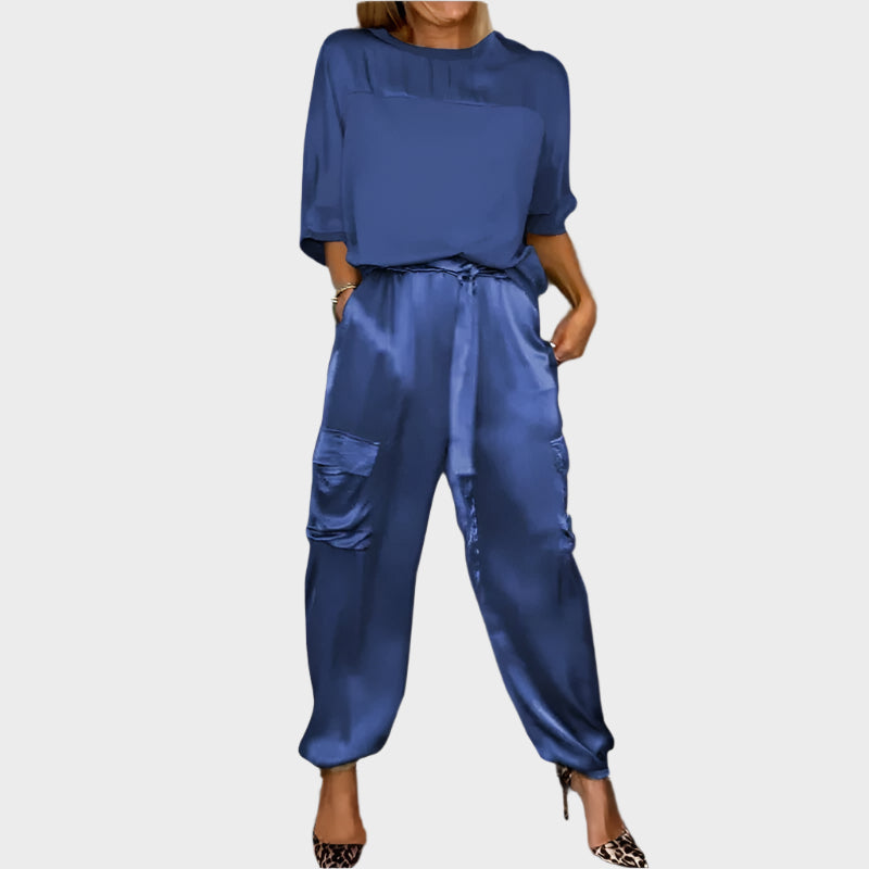 Conjunto de satén con blusa holgada y pantalón cargo