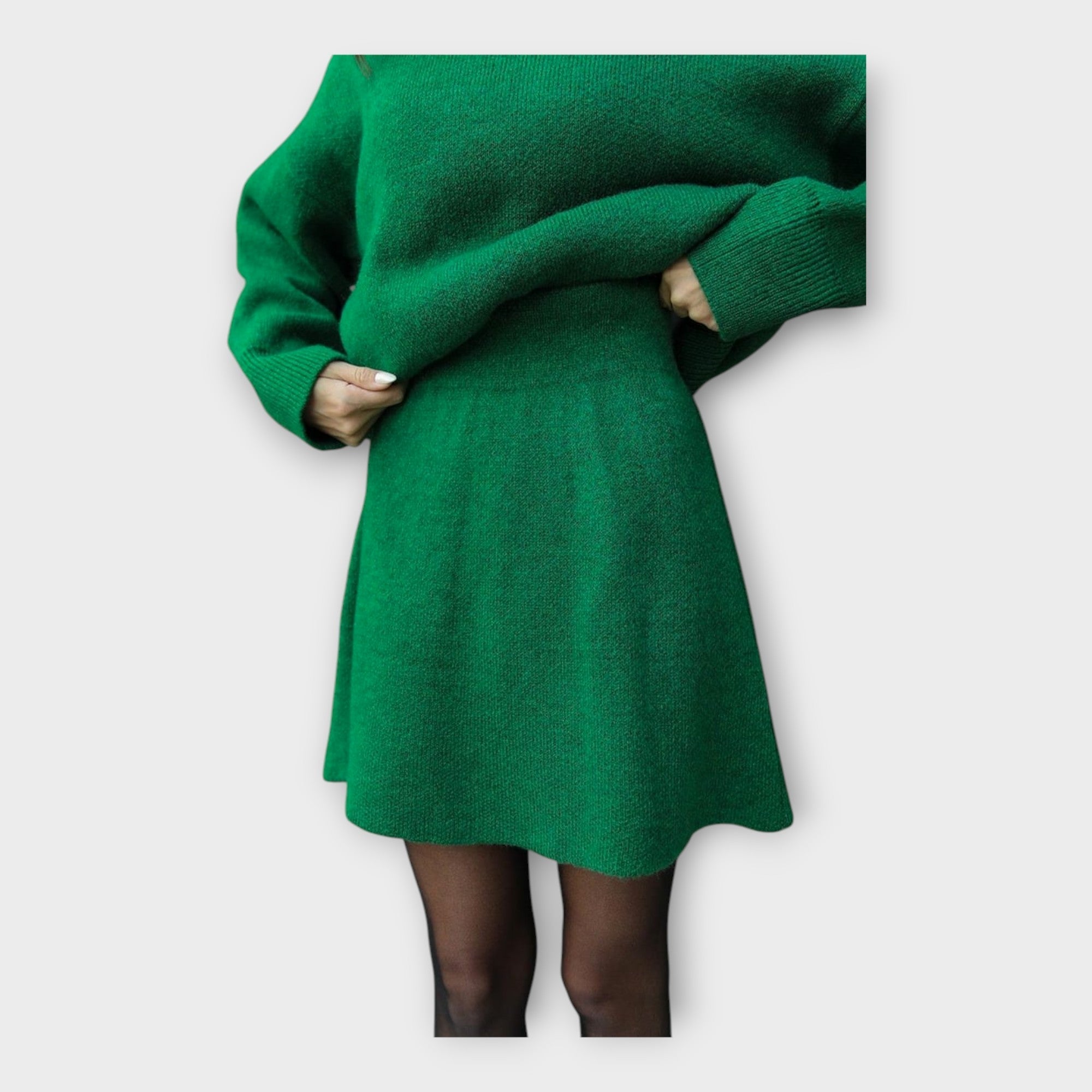 Conjunto de Blusa y Falda de Punto con Línea Moderna