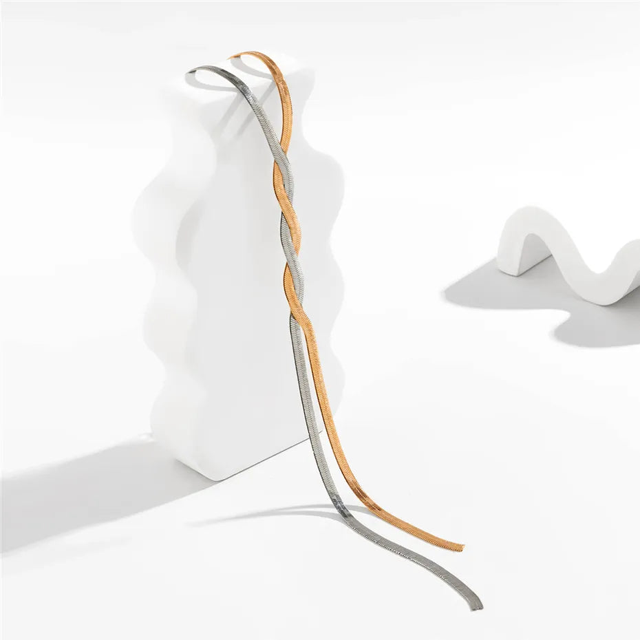 Elegante collar largo ajustable con diseño de serpiente