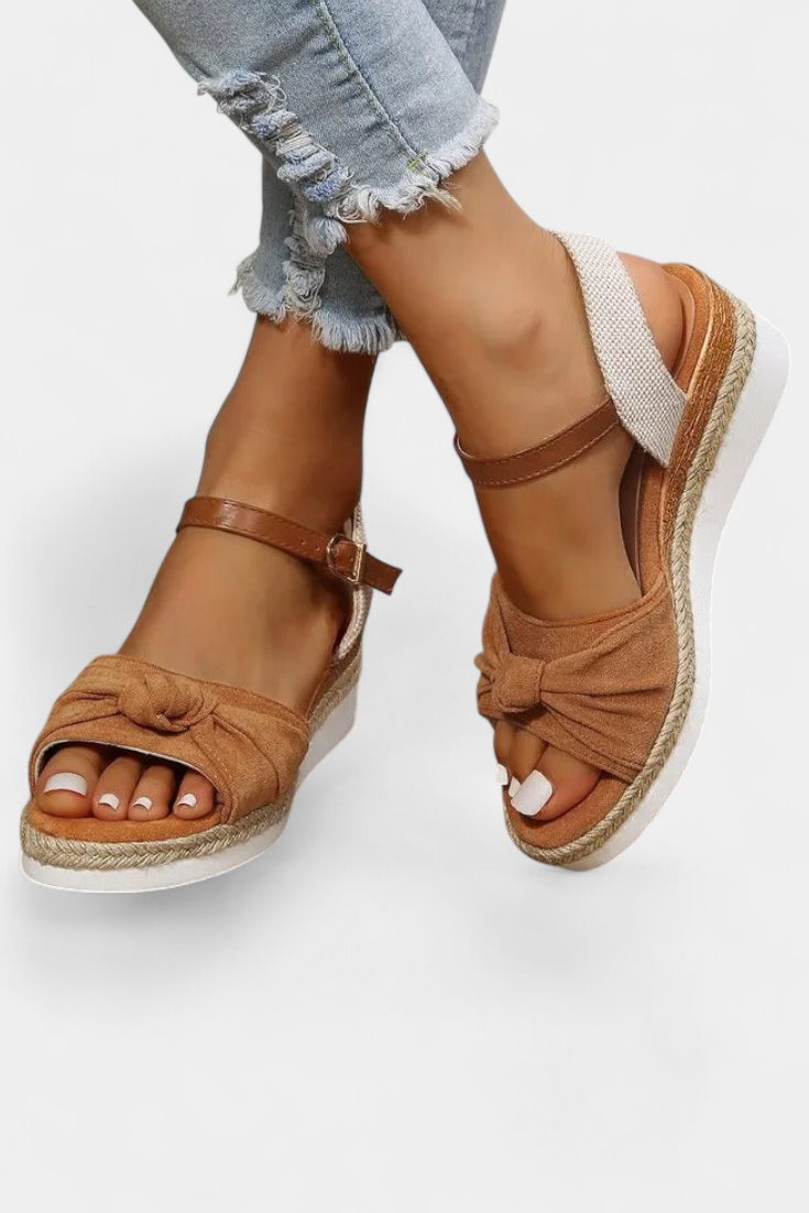 Sandalias Loura con lazo y plataforma casual
