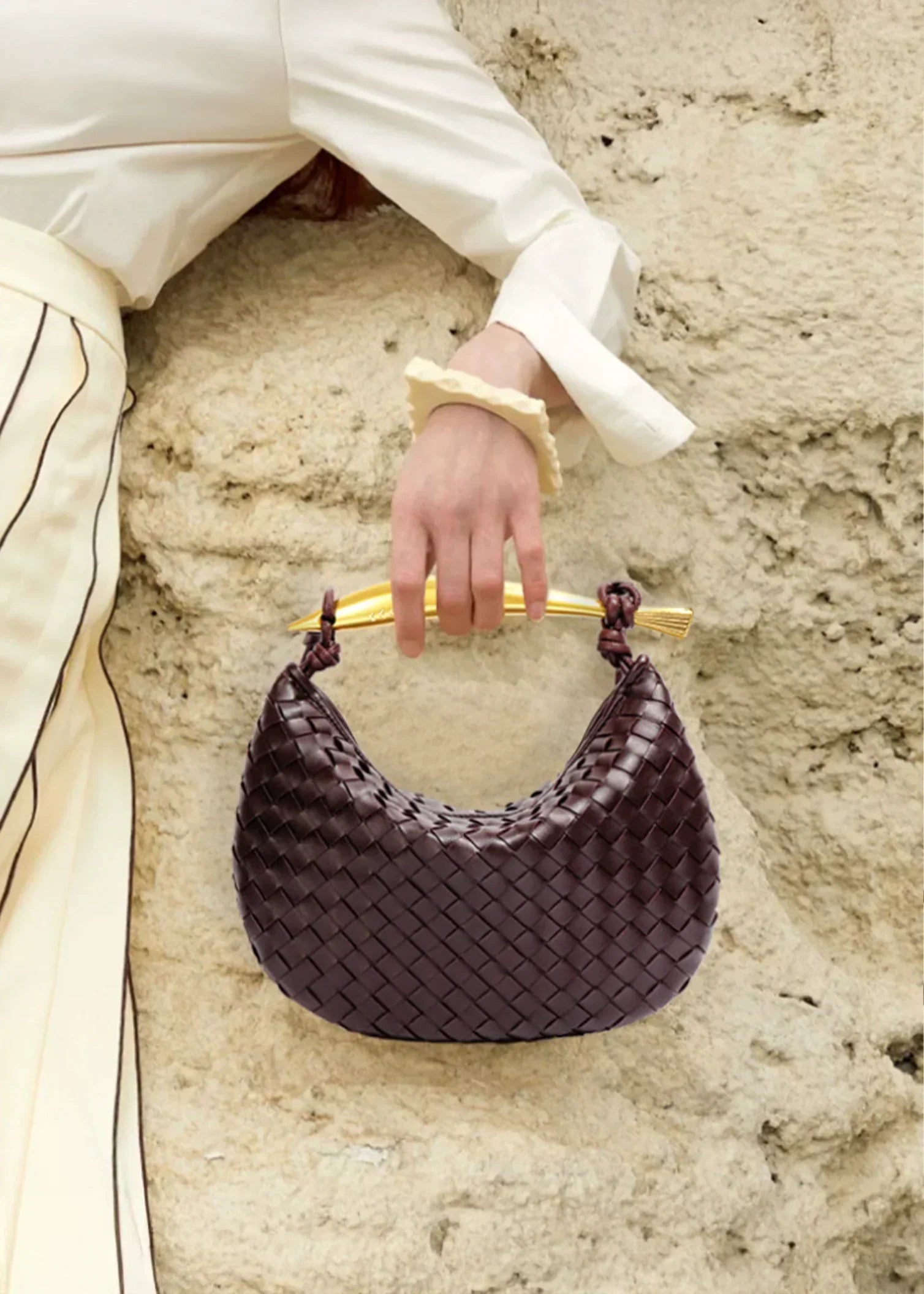 Alexandra – Bolso con diseño tejido y asa dorada