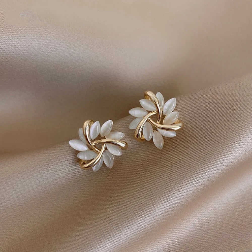 Elegantes pendientes de oro con exquisitos motivos de flores de ópalo.
