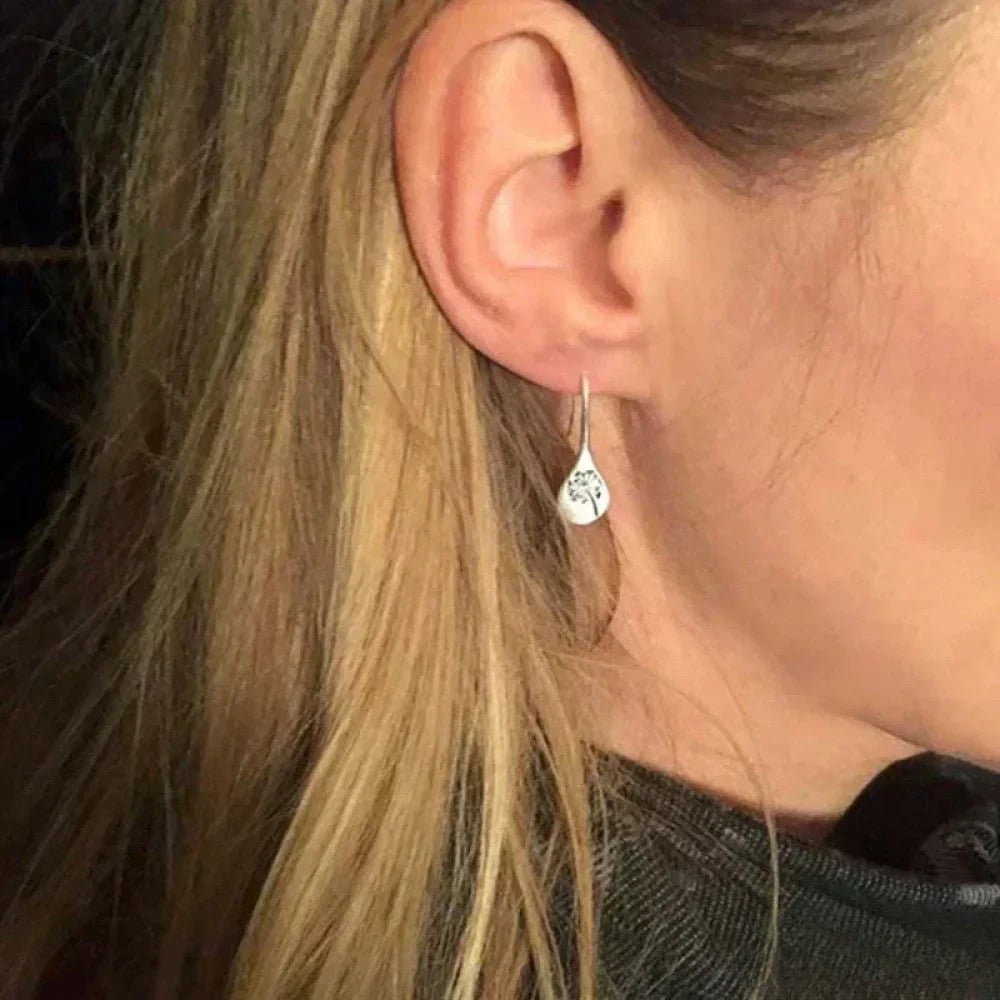 Elegantes pendientes de plata de ley con diseño de hojas.