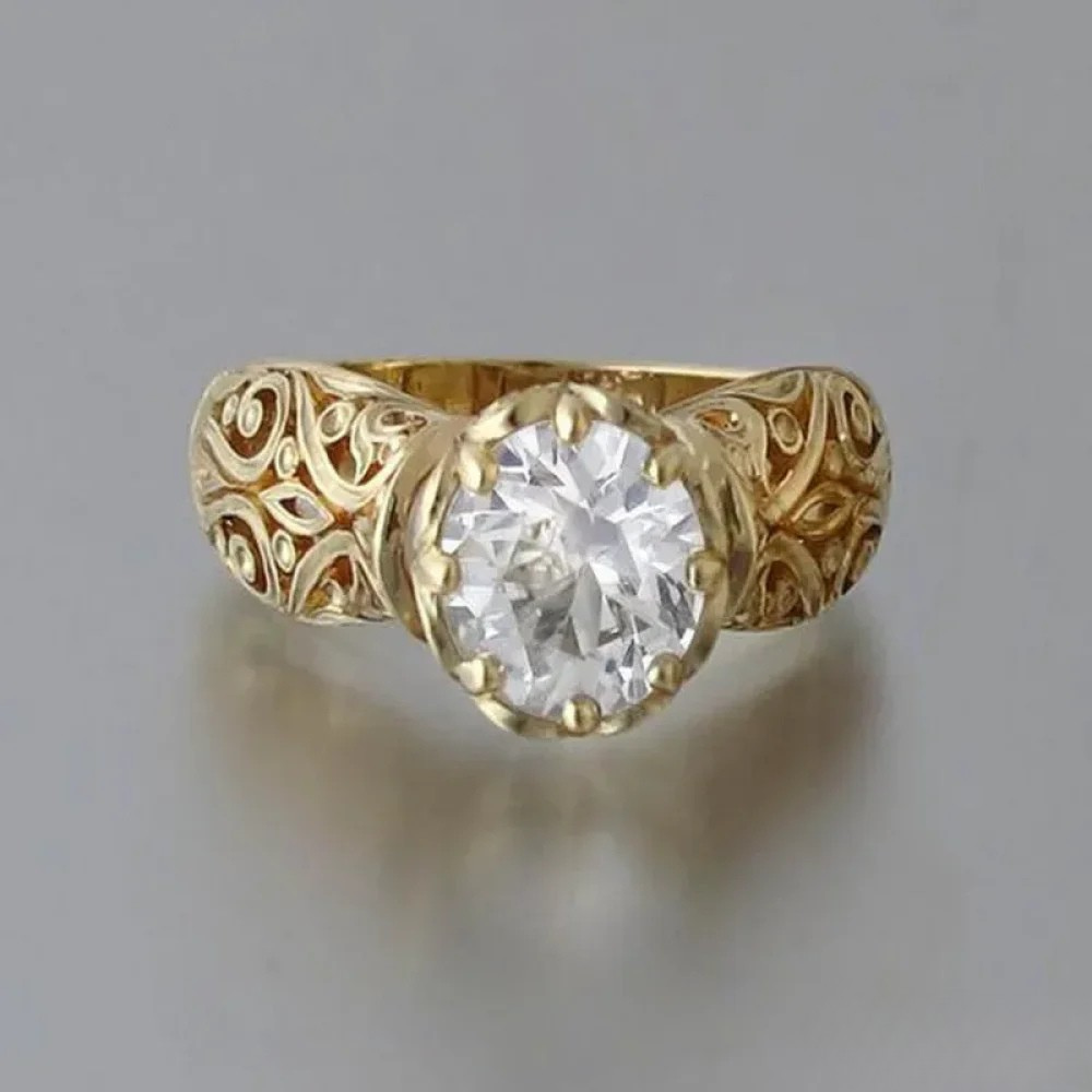 Elegante anillo con circonitas blancas