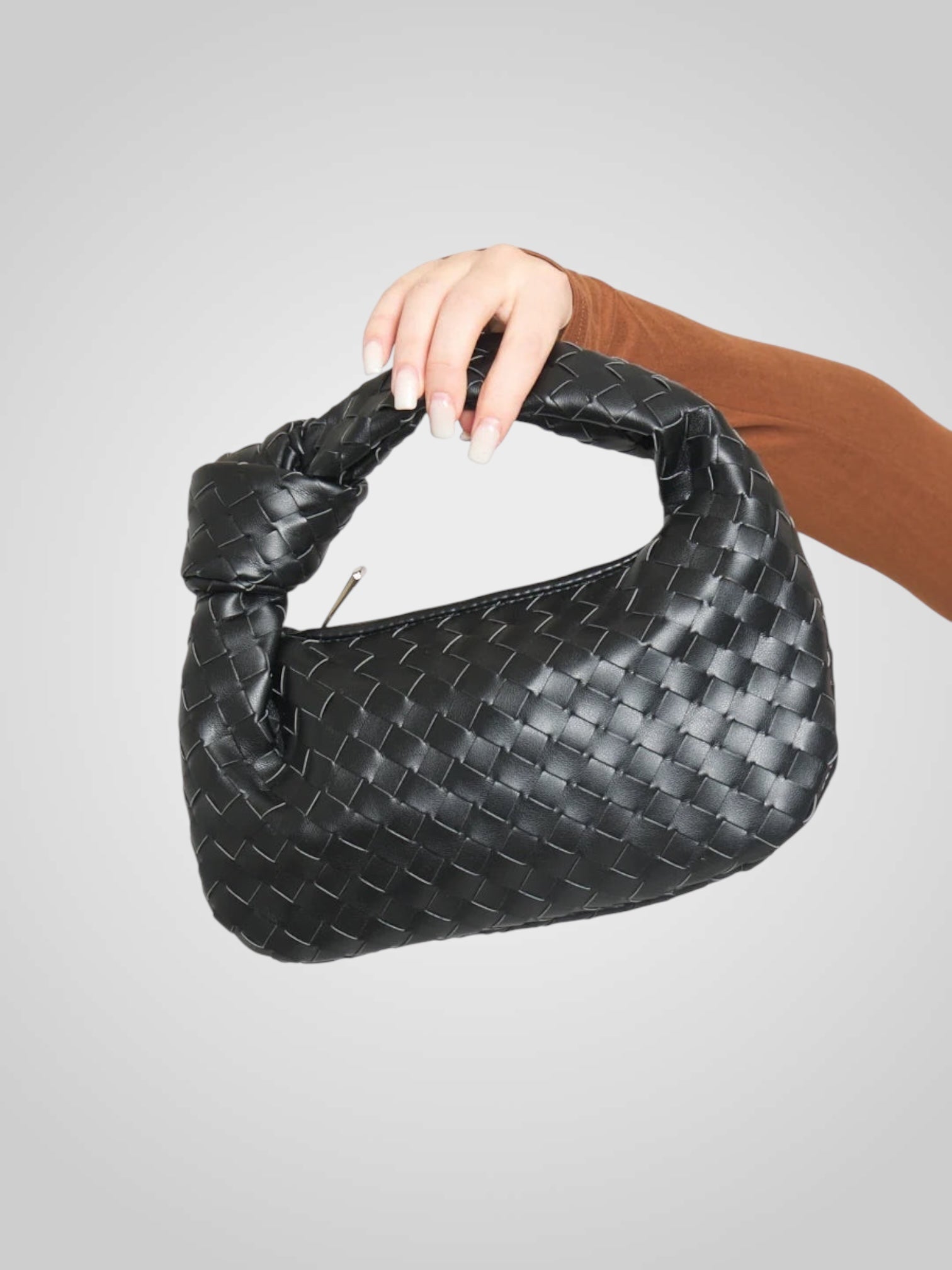 Aura | Minibolso con asa de nudo tejido de piel ecológica en tono vino