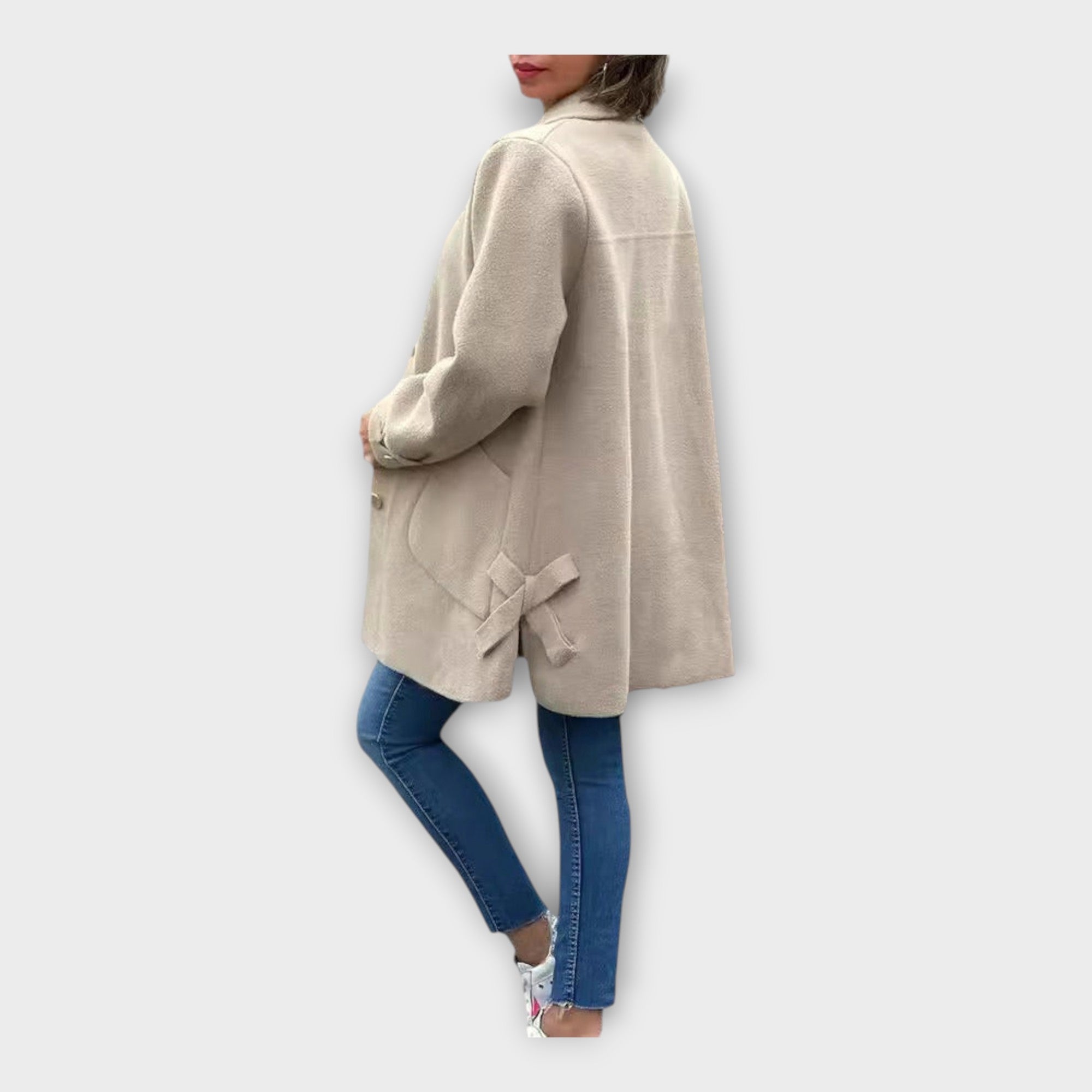 Abrigo largo con línea clásica y botones