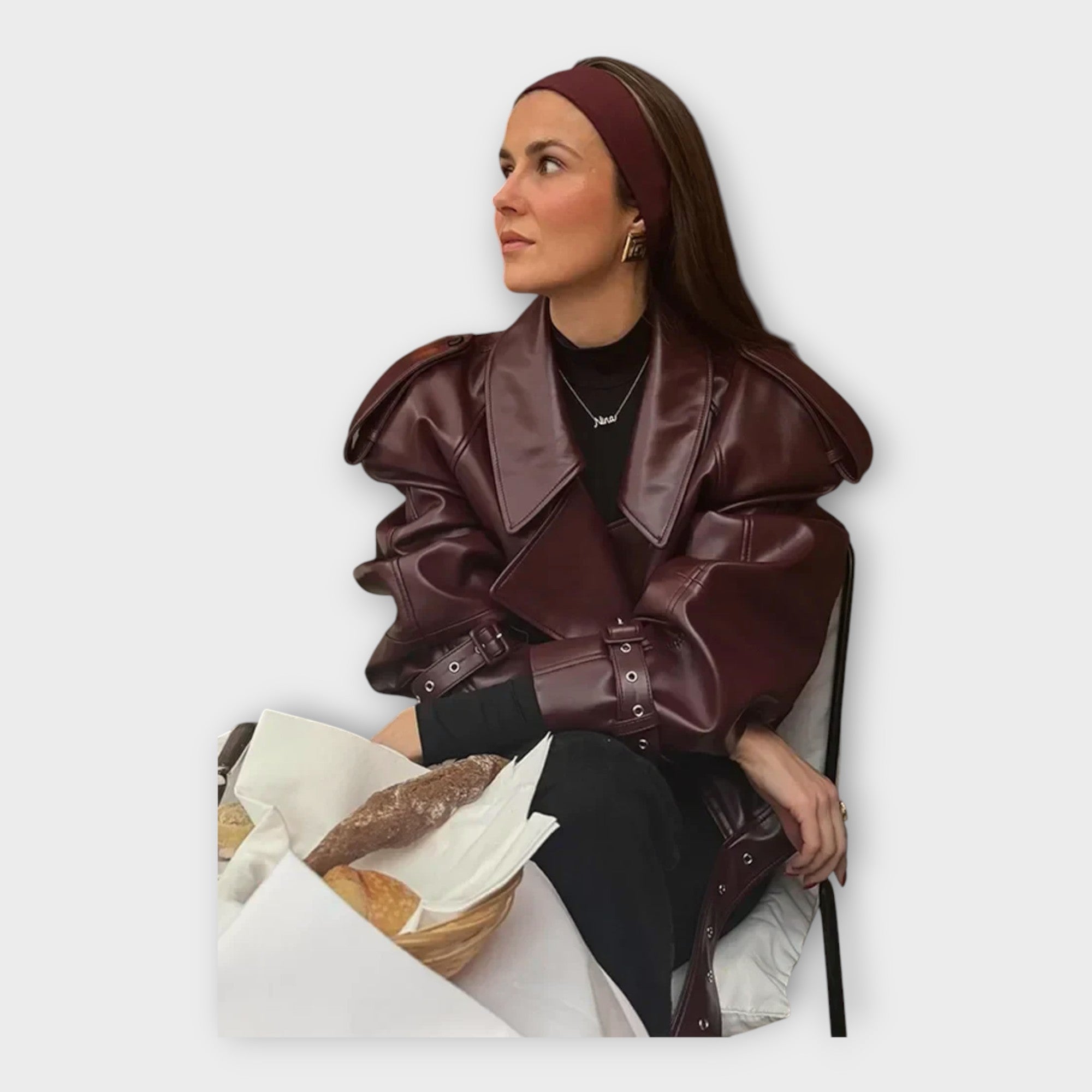 Chaqueta de cuero con cinturón y detalle moderno