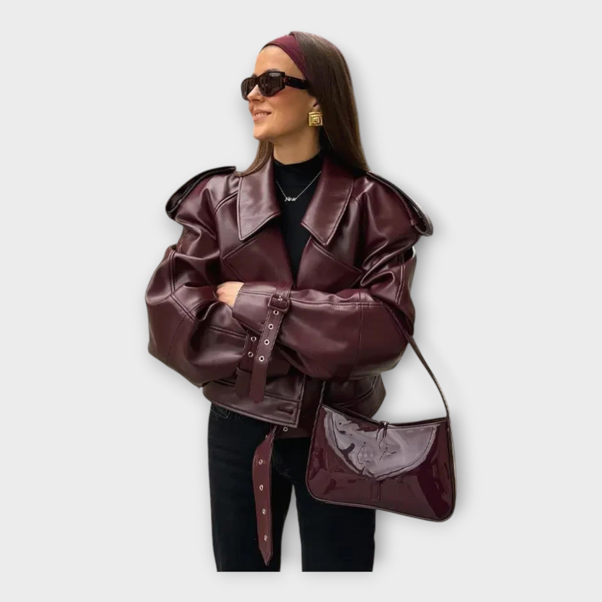 Chaqueta de cuero con cinturón y detalle moderno