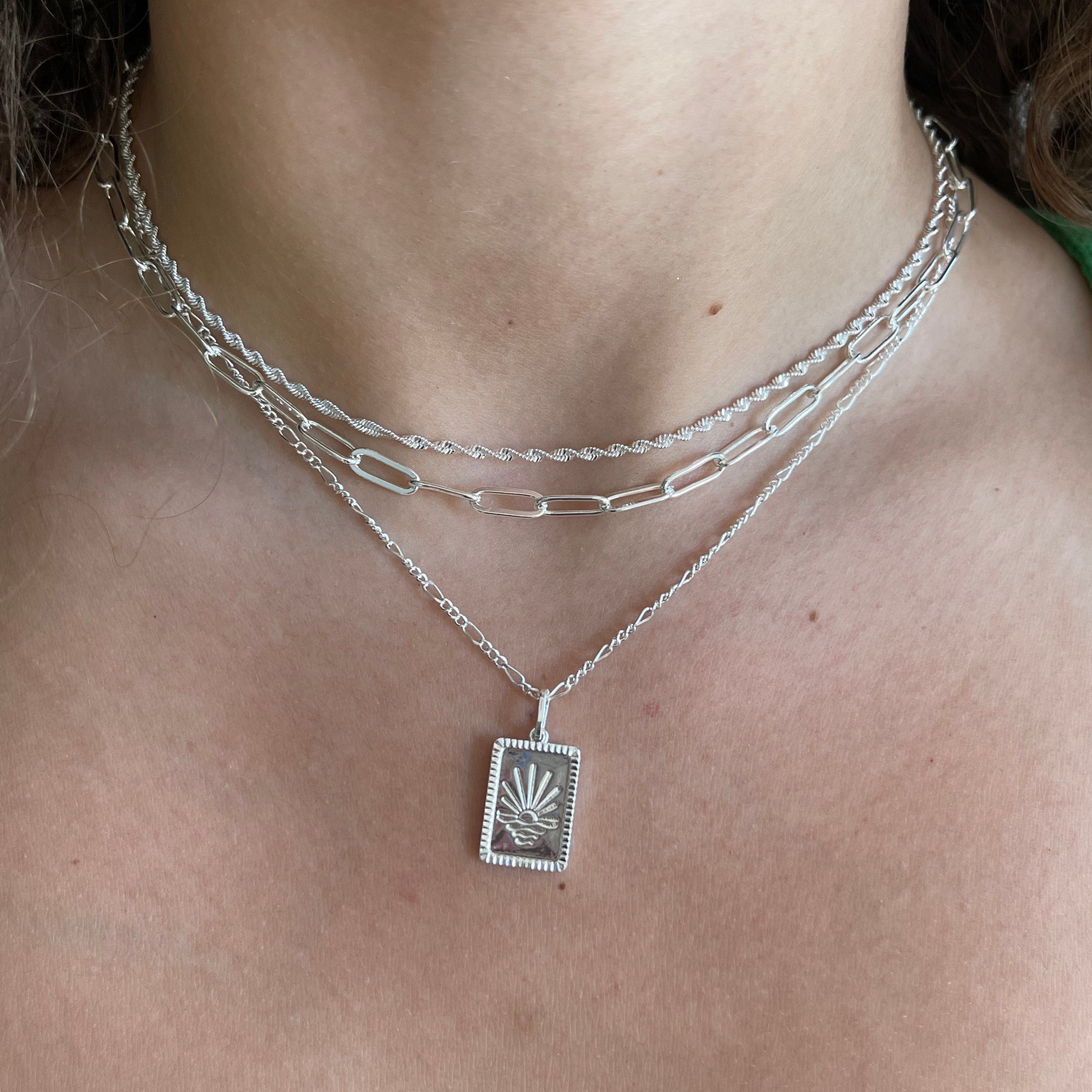 Collar con patrón de sol