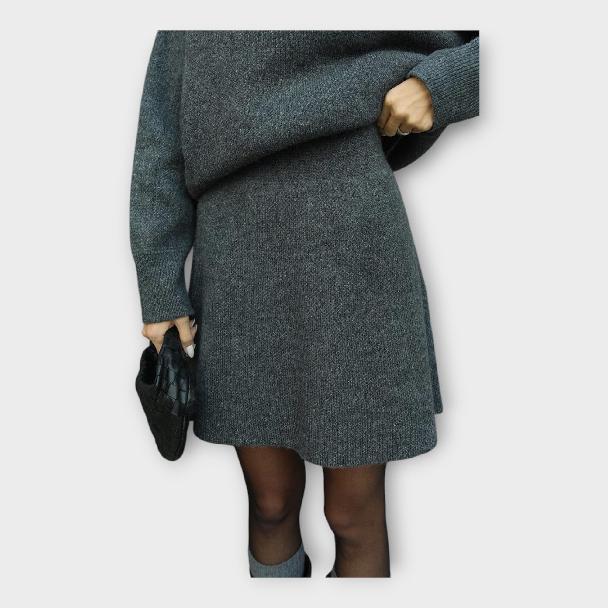 Conjunto de Blusa y Falda de Punto con Línea Moderna