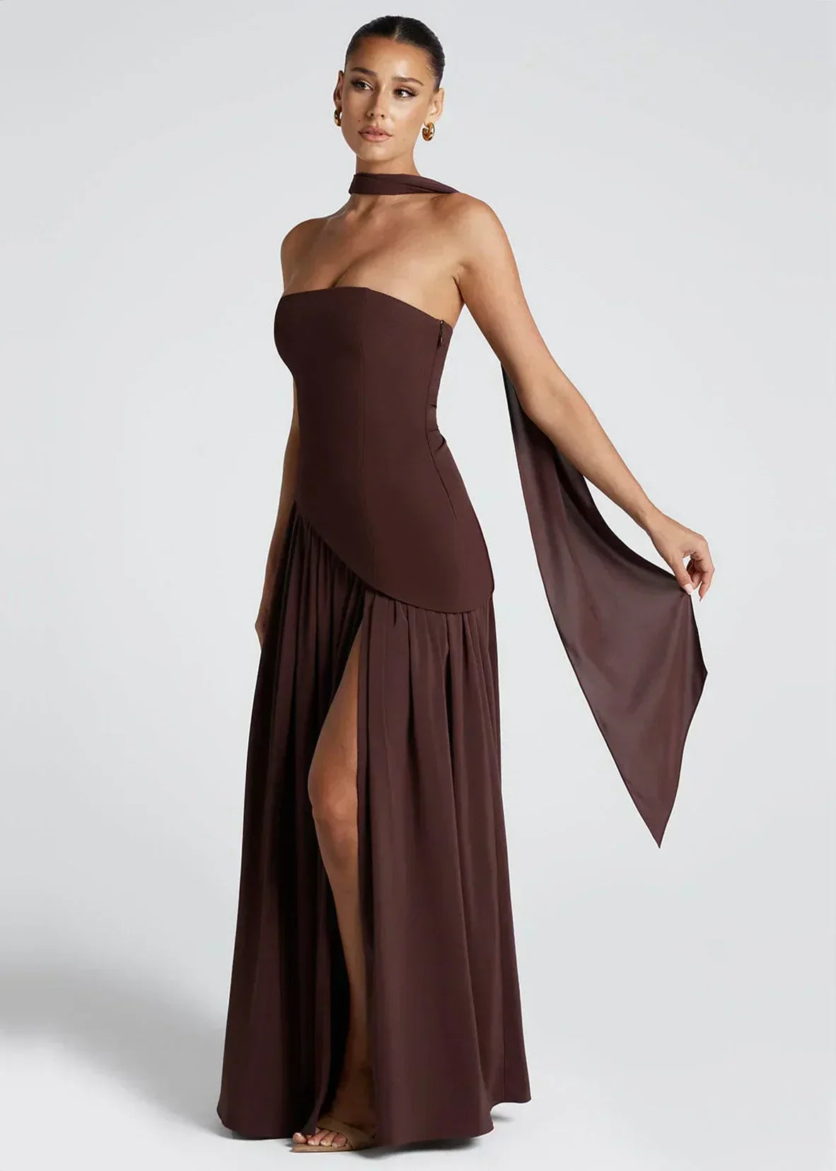 Elena – Vestido largo con hombros descubiertos, abertura y detalle de gargantilla