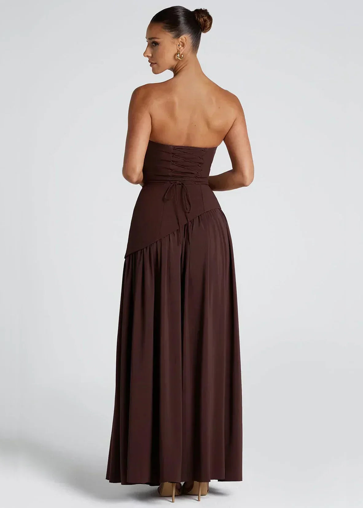 Elena – Vestido largo con hombros descubiertos, abertura y detalle de gargantilla