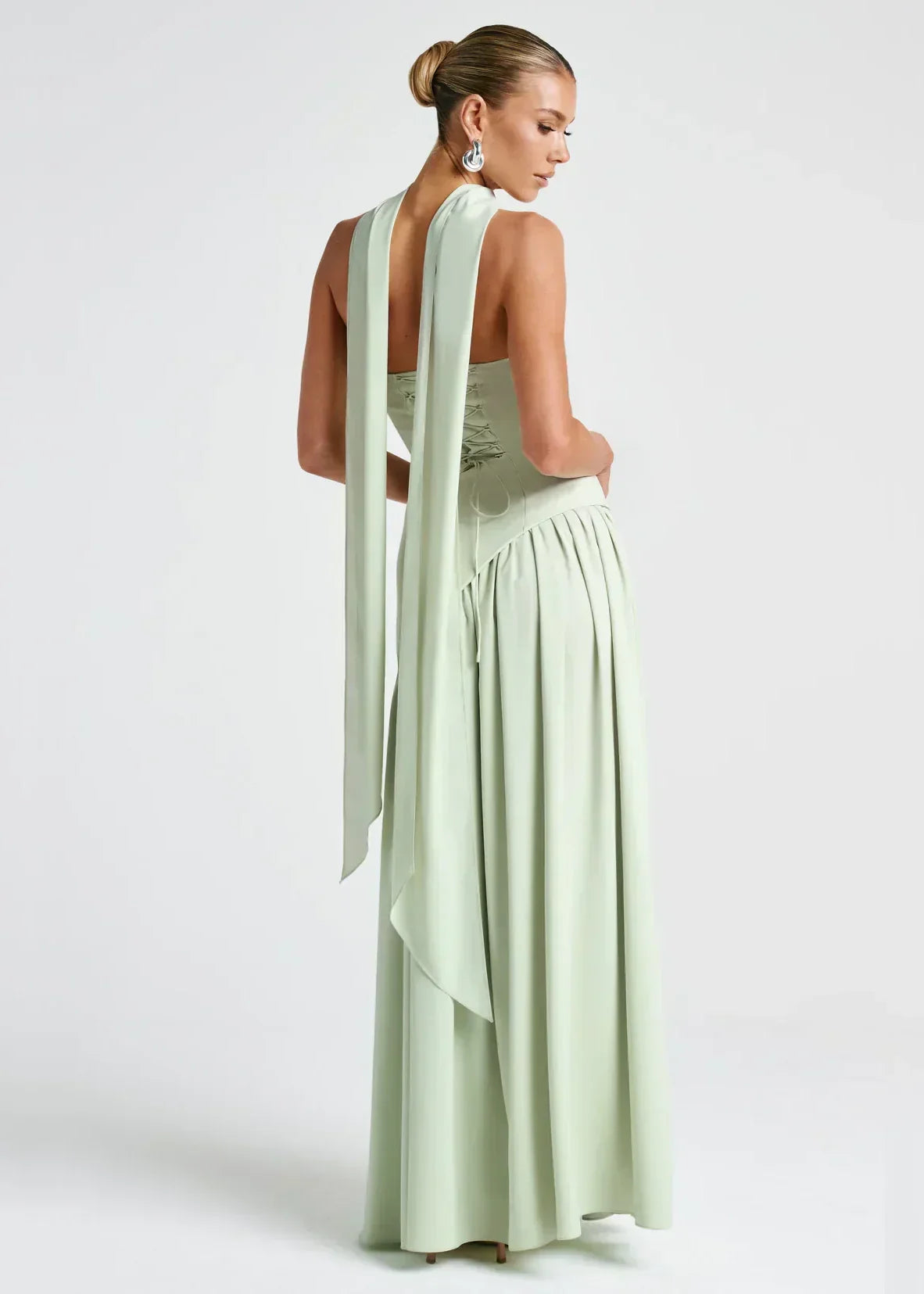 Elena – Vestido largo con hombros descubiertos, abertura y detalle de gargantilla