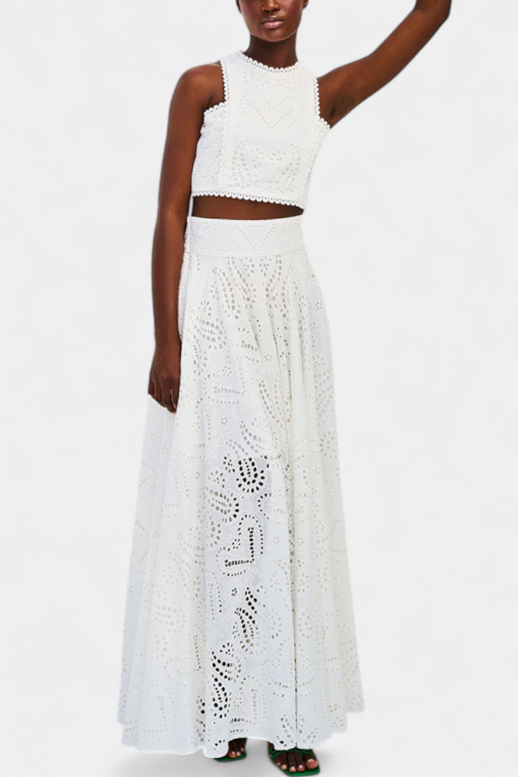 Conjunto romántico Danitza con encaje y diseño floral perforado