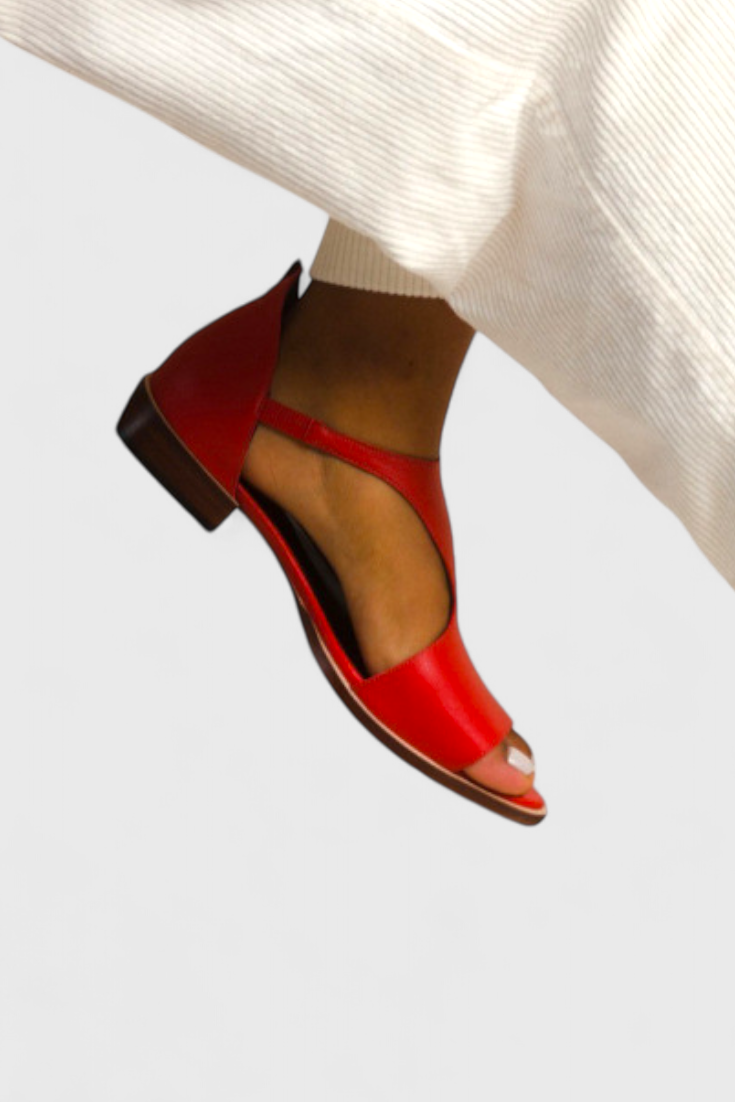 Doina Elegantes sandalias de piel ecológica con punta puntiaguda y tacón bajo