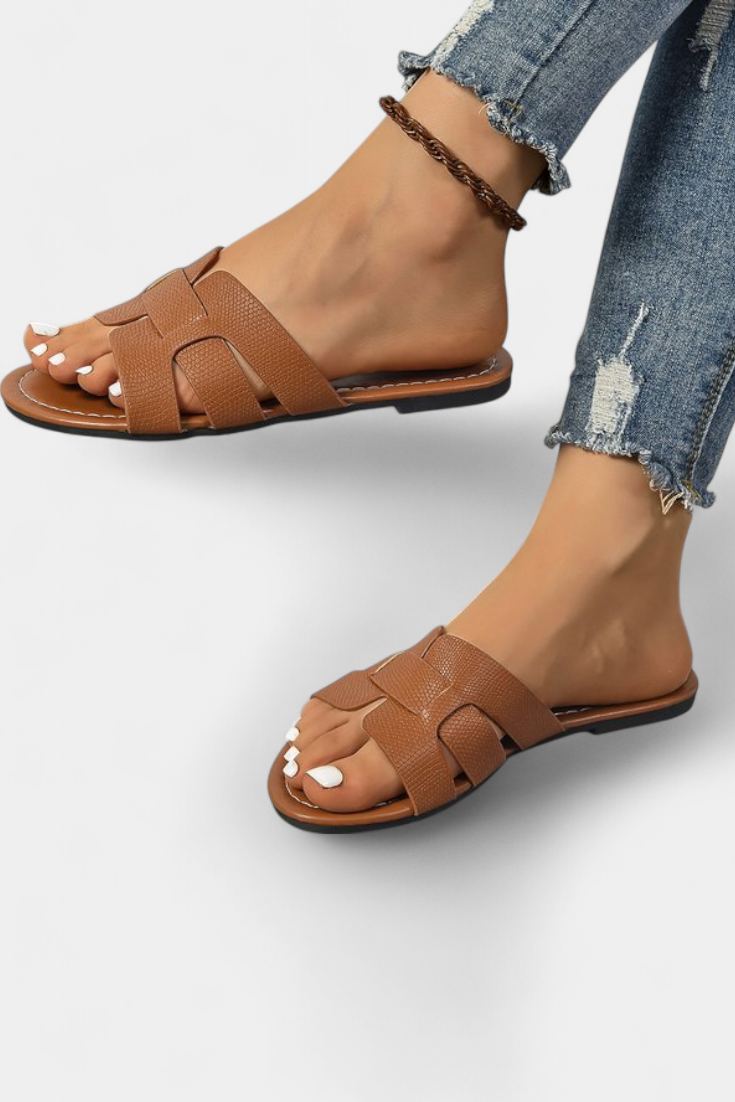 Sandalias Silvia con diseño clásico y corte geométrico