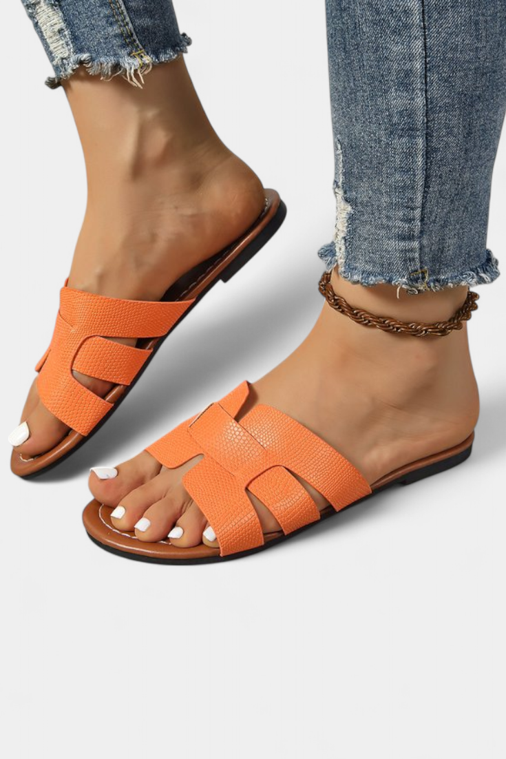 Sandalias Silvia con diseño clásico y corte geométrico