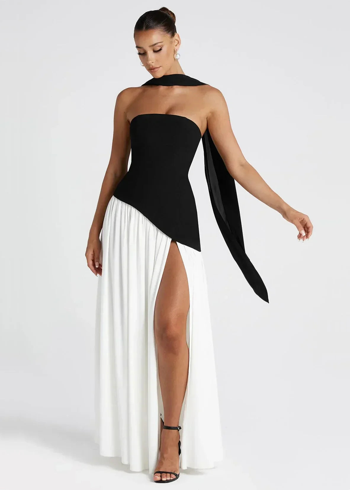 Elena – Vestido largo con hombros descubiertos, abertura y detalle de gargantilla