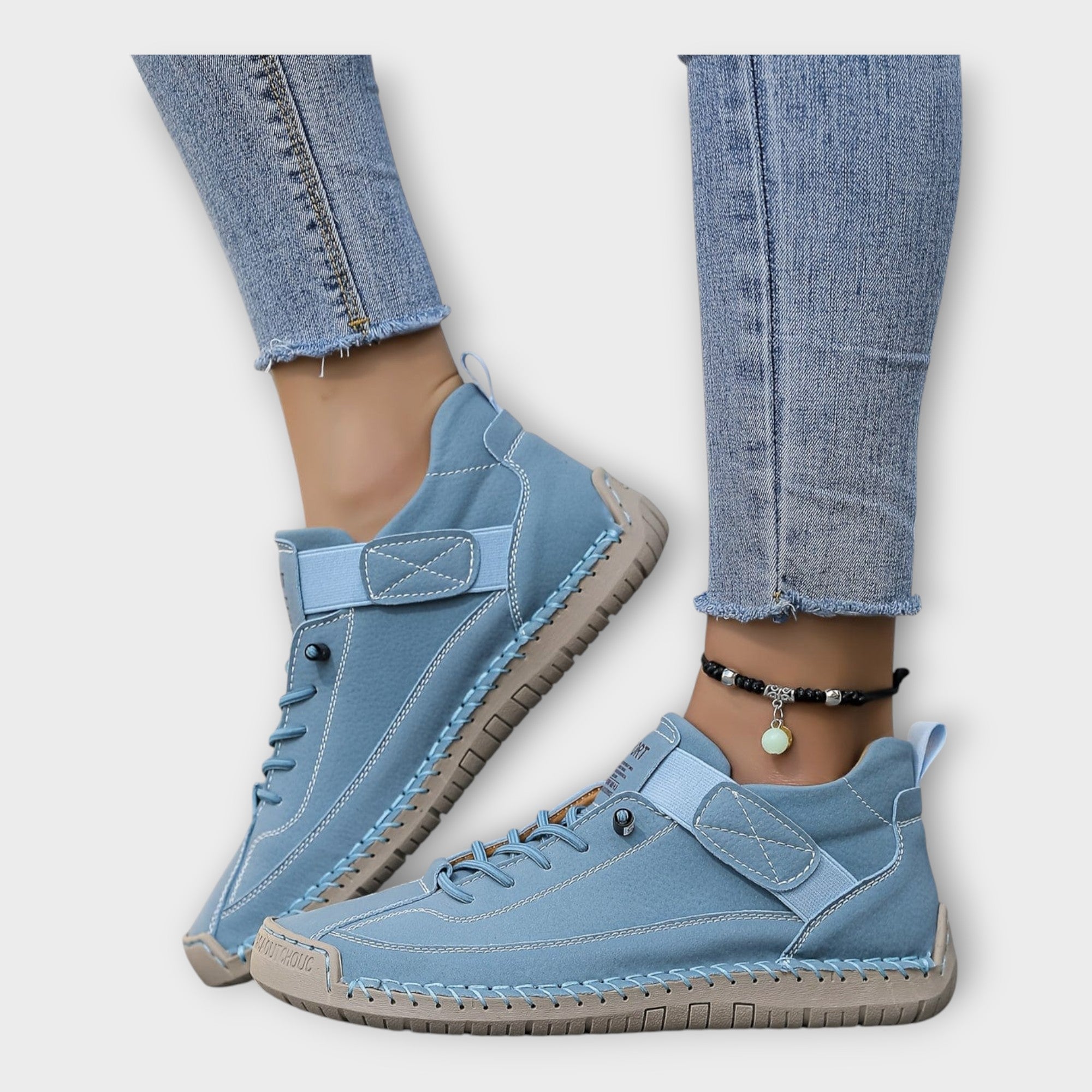 Zapatillas deportivas con un diseño elegante y práctico.